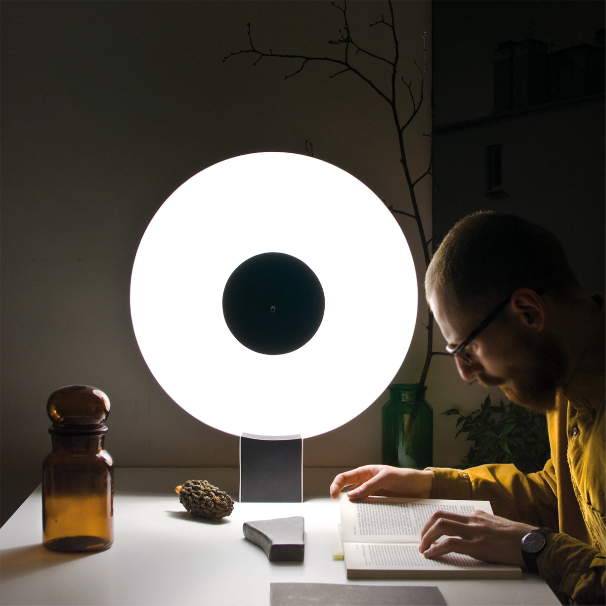 LunaDisc – Minimalist Table Lamp for Atmospheric Lighting
