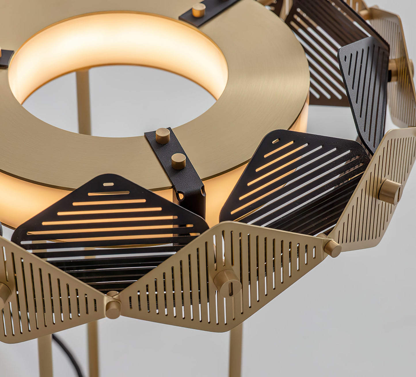 RoteLuxe - Bordlampe med tidløst design og rødlig luksuriøs udseende