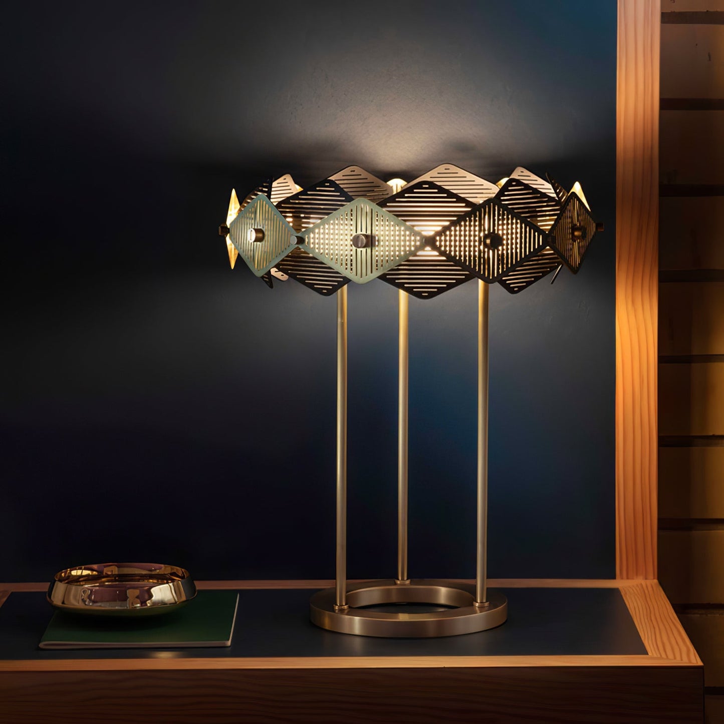RoteLuxe - Bordlampe med tidløst design og rødlig luksuriøs udseende
