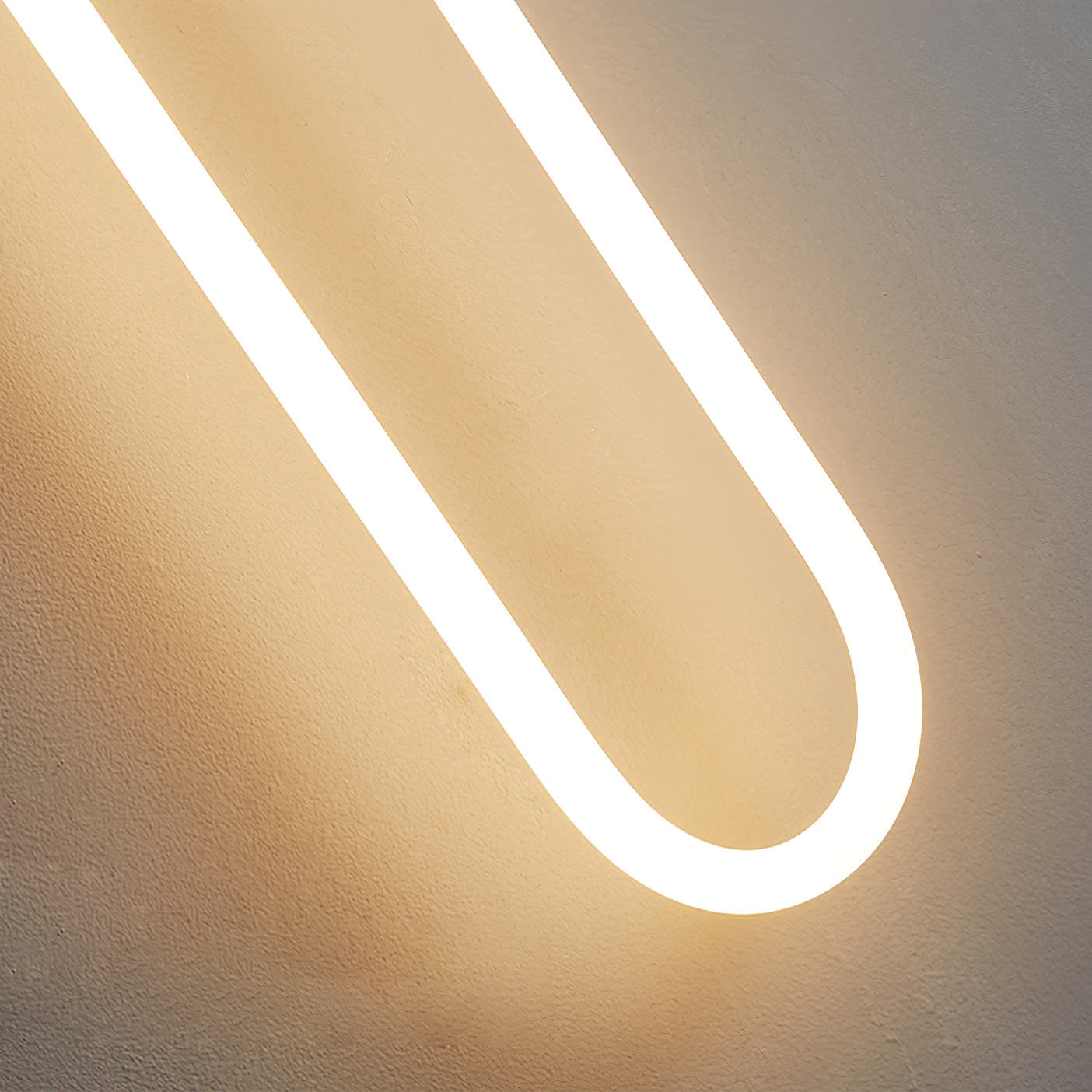 OvalGlow - Minimalistische Wandleuchte in Schwarz und Gold