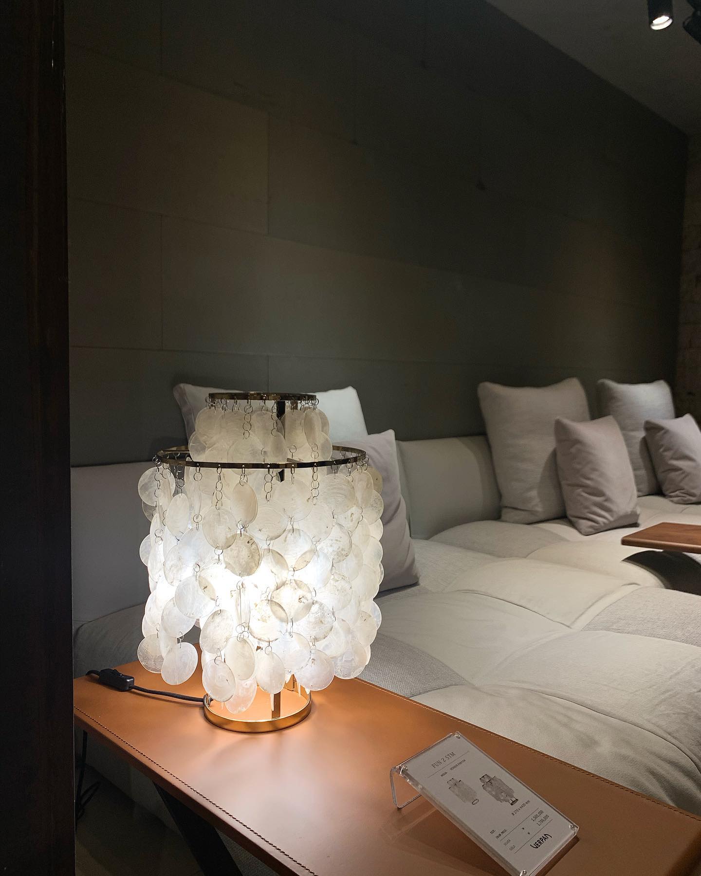 SeashellLuxe - Table Lamp with Elegant Shell Design and Cosy Lighting