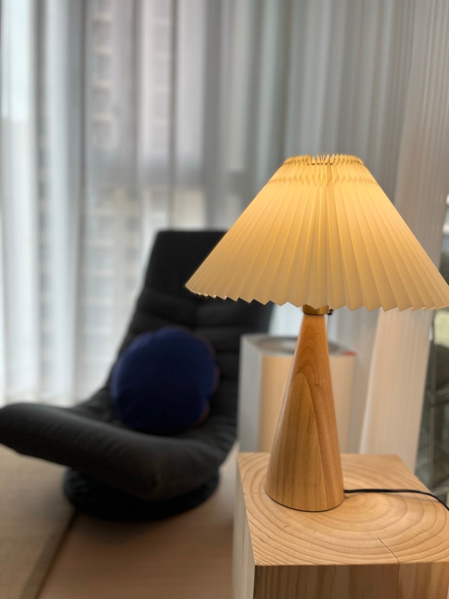 TimberLight - Moderne træ- og metallampe til bord