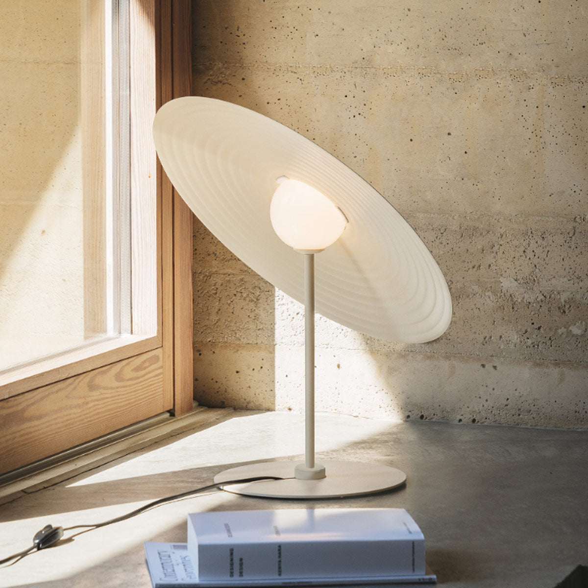 LuxeSymphony - Table Lamp with Subtle Style and Atmospheric Light Distribution