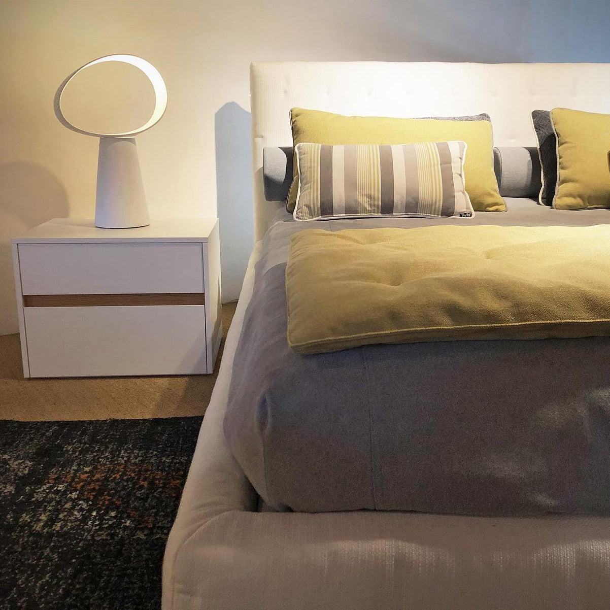 LuxeEclipse - Table Lamp with Sleek Design and Atmospheric Lighting