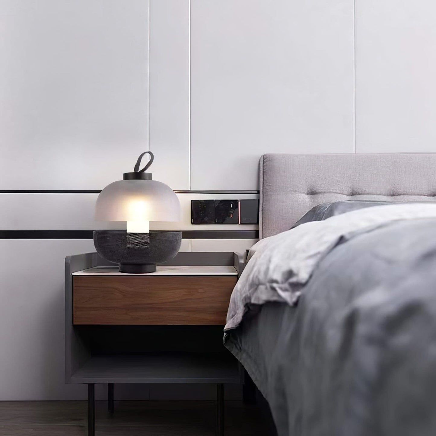CenturyLuxe - Bordlampe med luksuriøst design og intim belysning