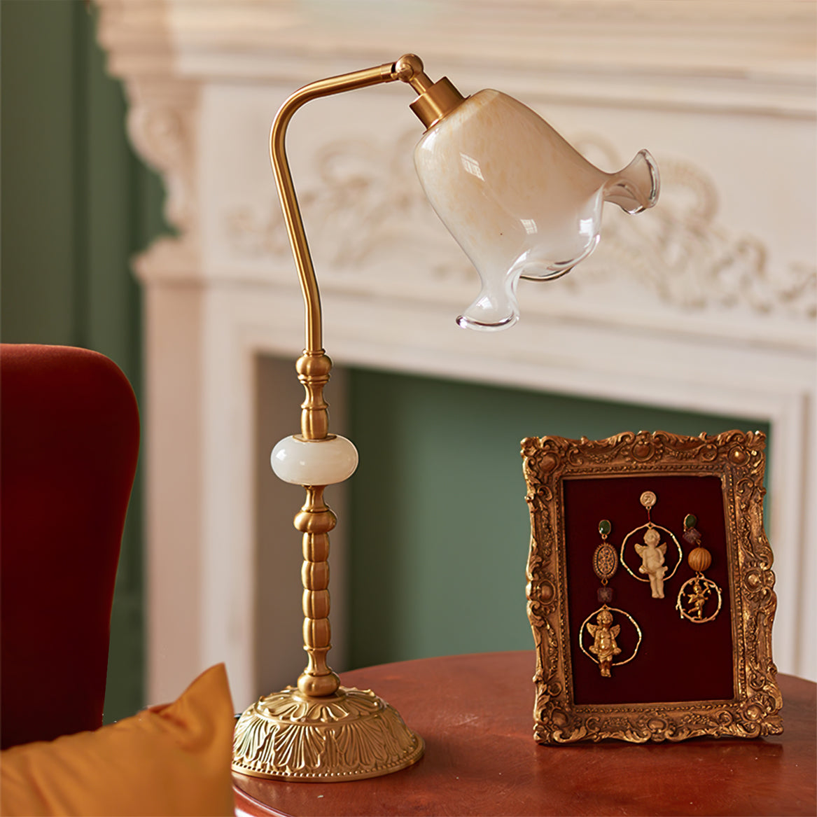 BrassFlora – Vintage bordlampe med blomsterformet skærm