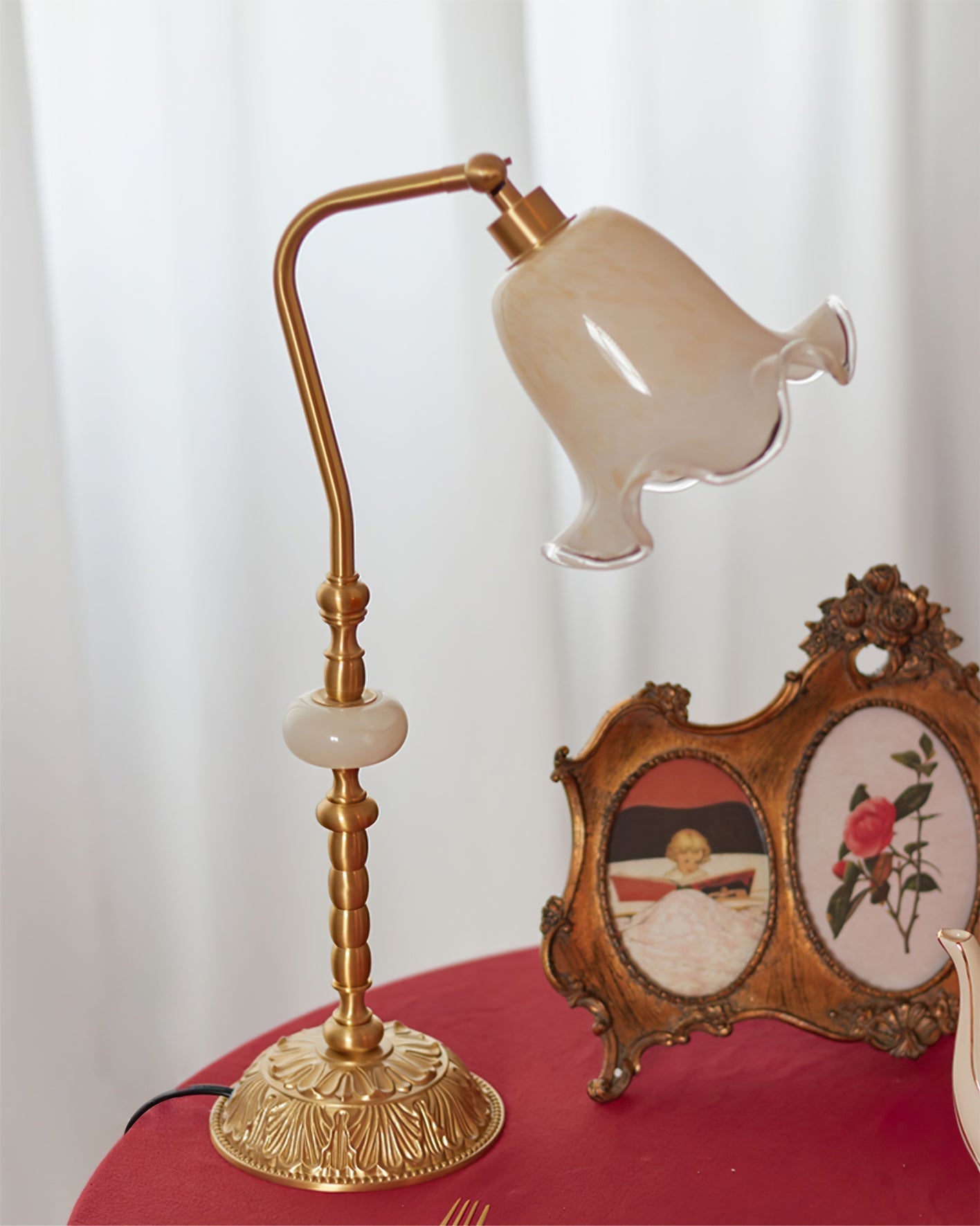 BrassFlora – Vintage bordlampe med blomsterformet skærm