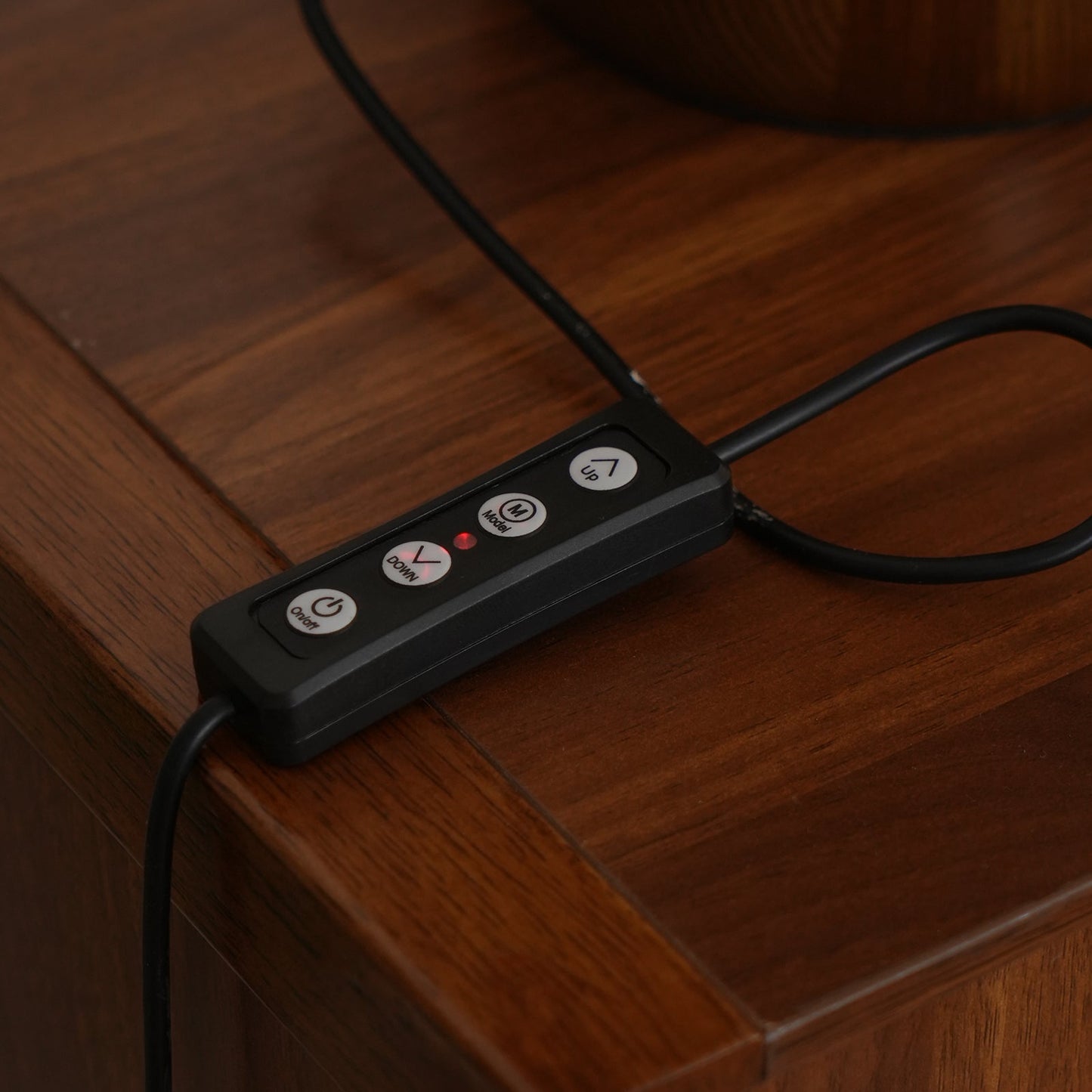 WoodLuxe - Lampe de table design avec LED réglable