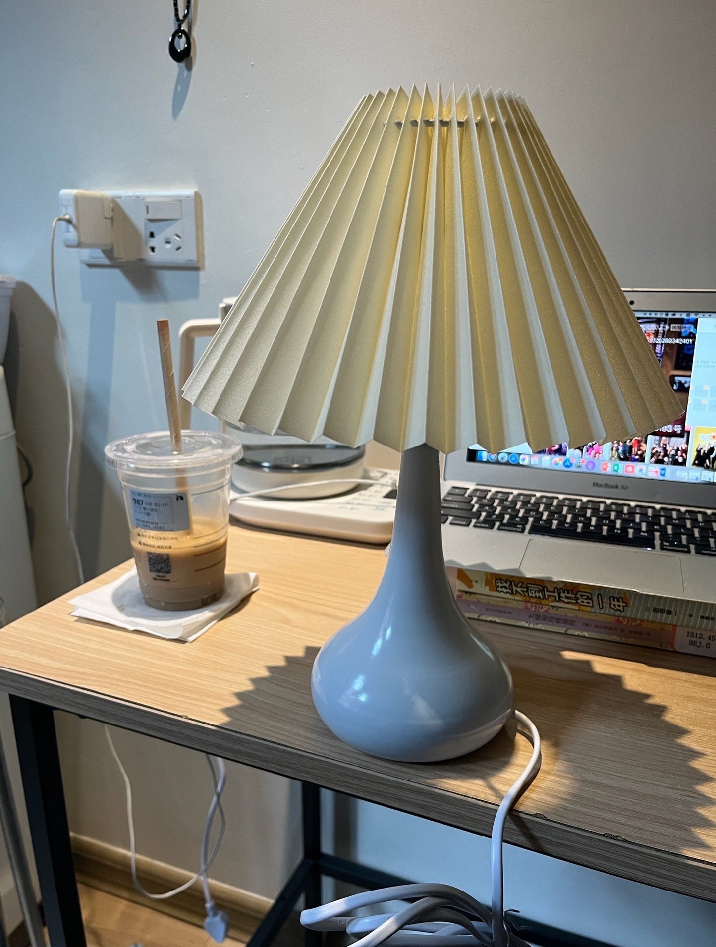 DrumGlow - Bordlampe med tidløst design og hyggeligt skær