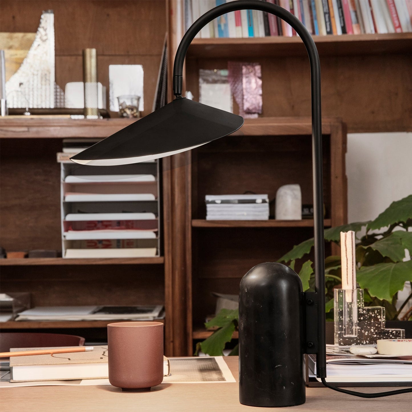 LeafArch - Elegant Adjustable Table Lamp