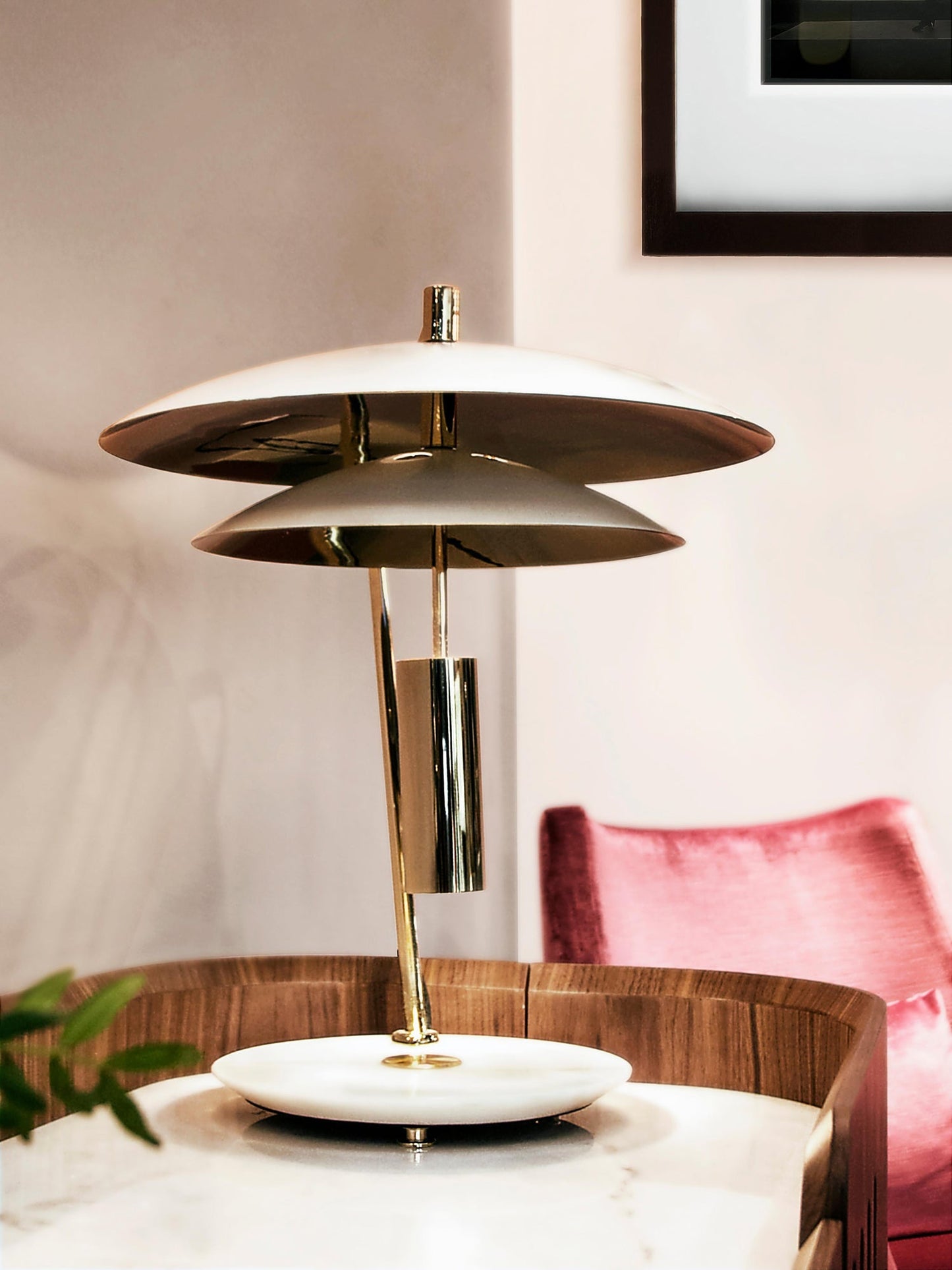 LuxeShade – Hvid Aluminium Bordlampe med Marmorfod