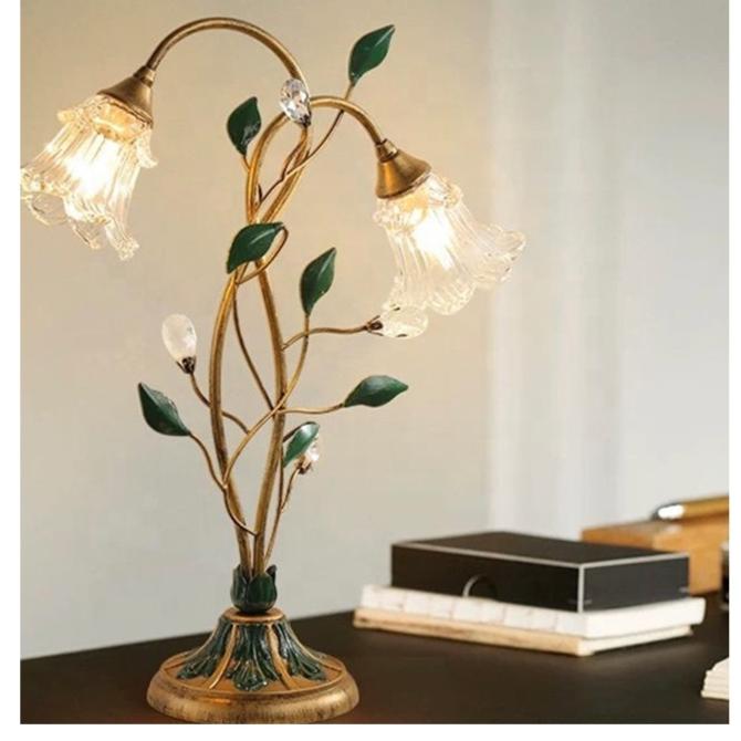 BloemLuxe - Fransk bordlampe med blomsterdesign