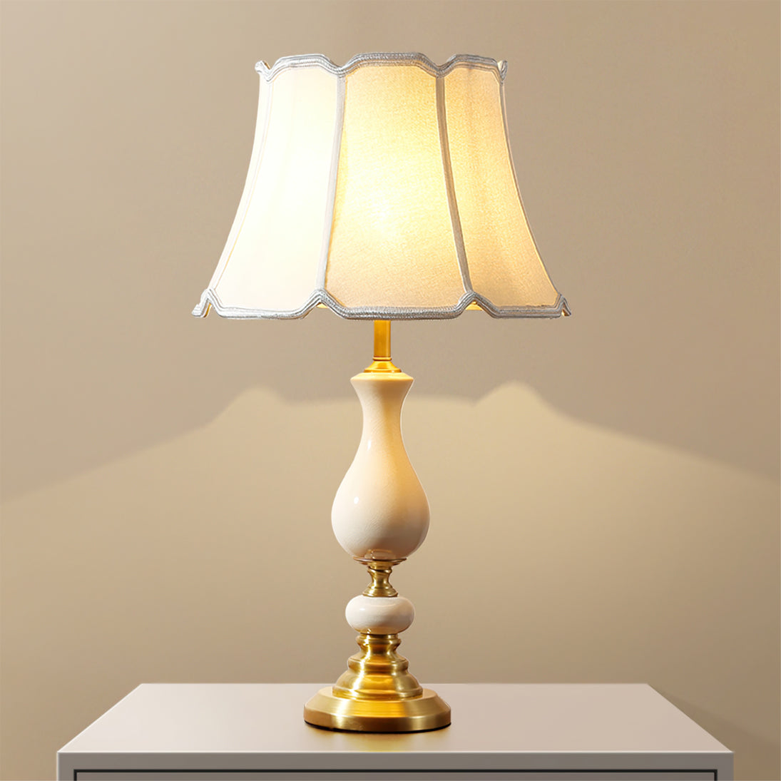 GlowCraft – Stilfuld bordlampe i messing og keramik