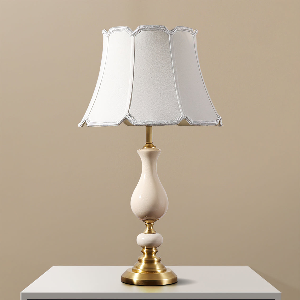 GlowCraft – Stilfuld bordlampe i messing og keramik