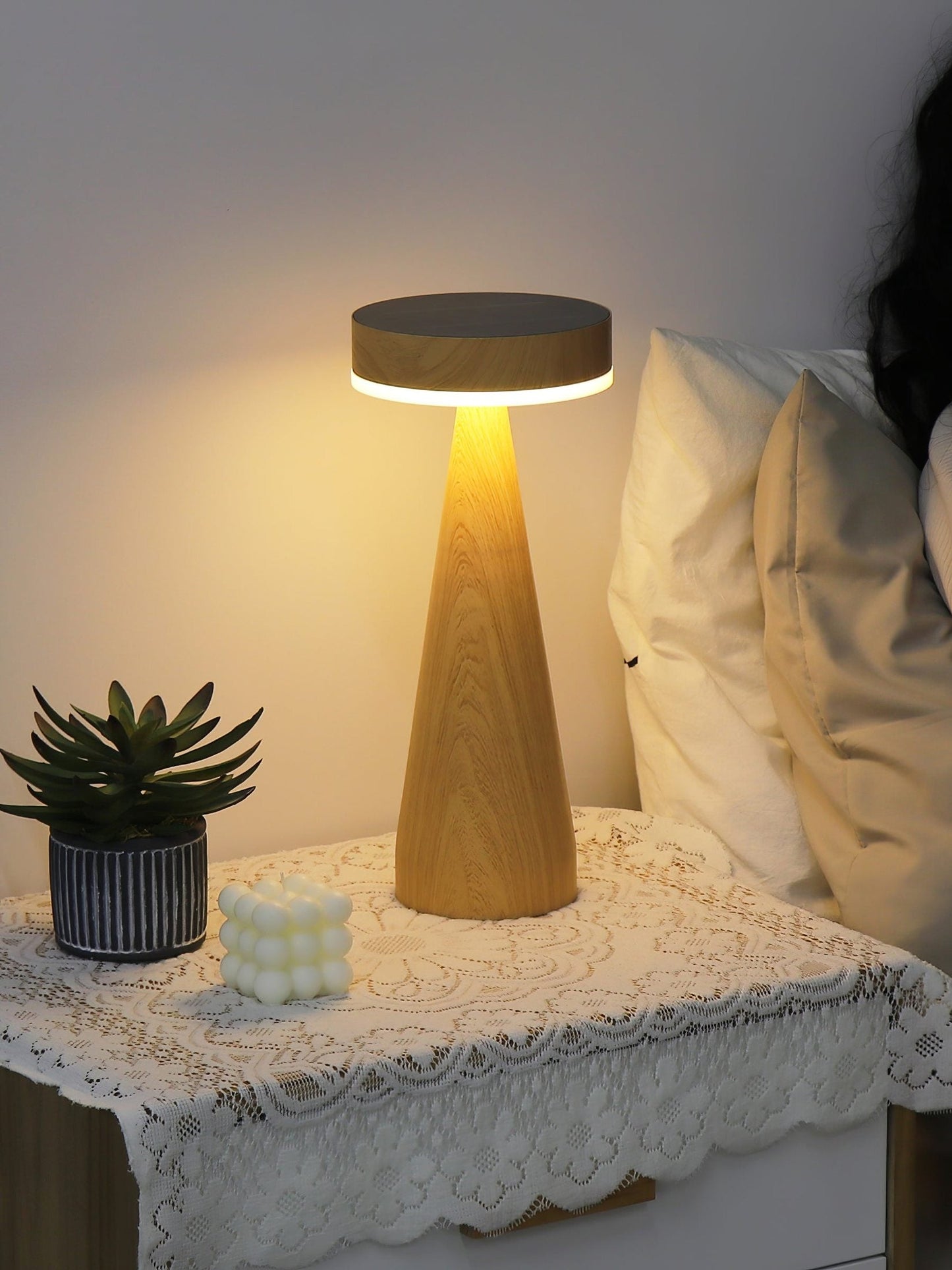 LighthouseLuxe - Bordlampe med genopladelig funktion og havinspiration