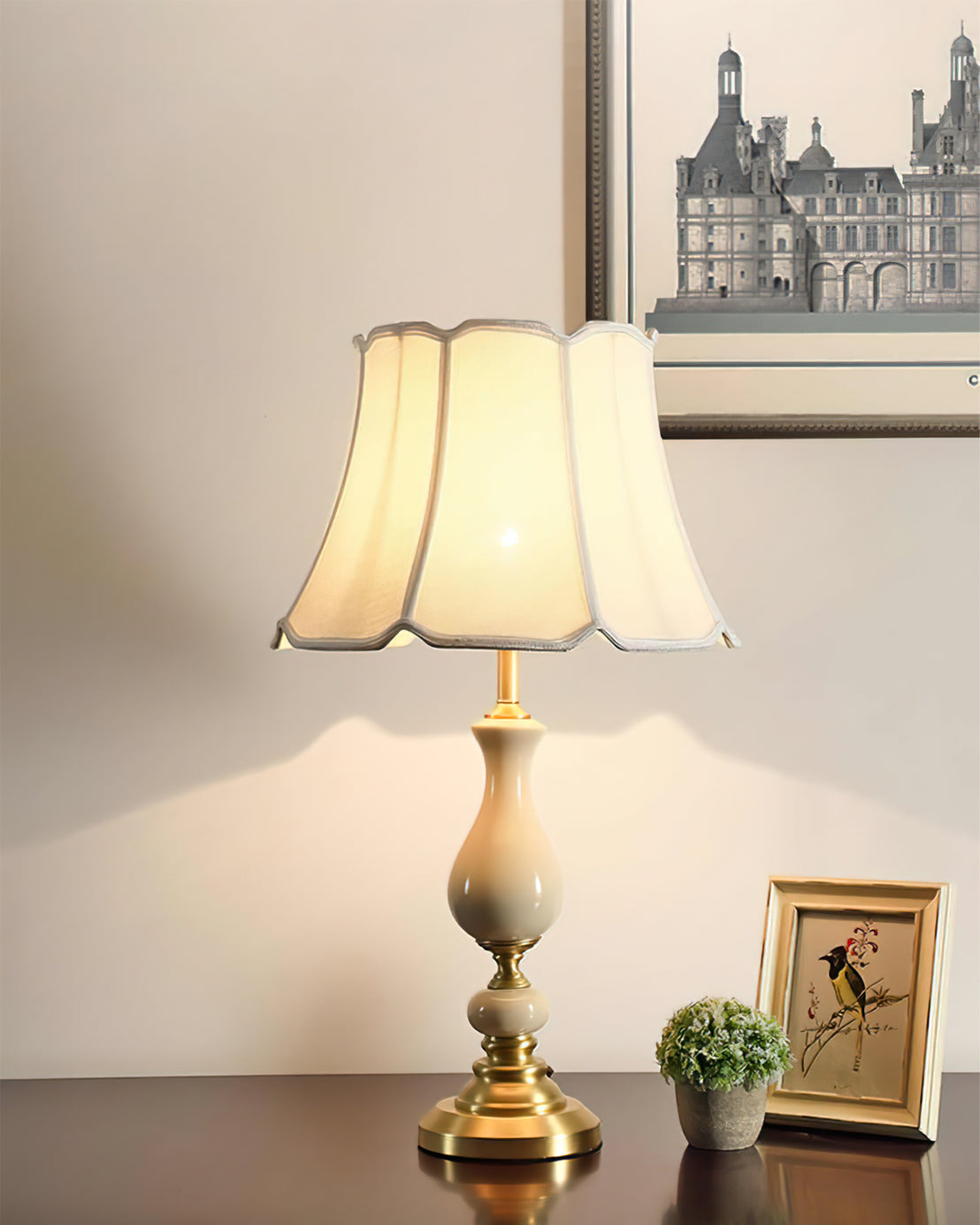 GlowCraft – Stilfuld bordlampe i messing og keramik