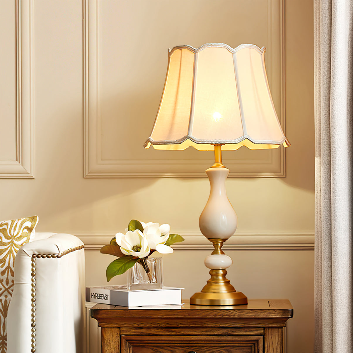 GlowCraft – Stilfuld bordlampe i messing og keramik