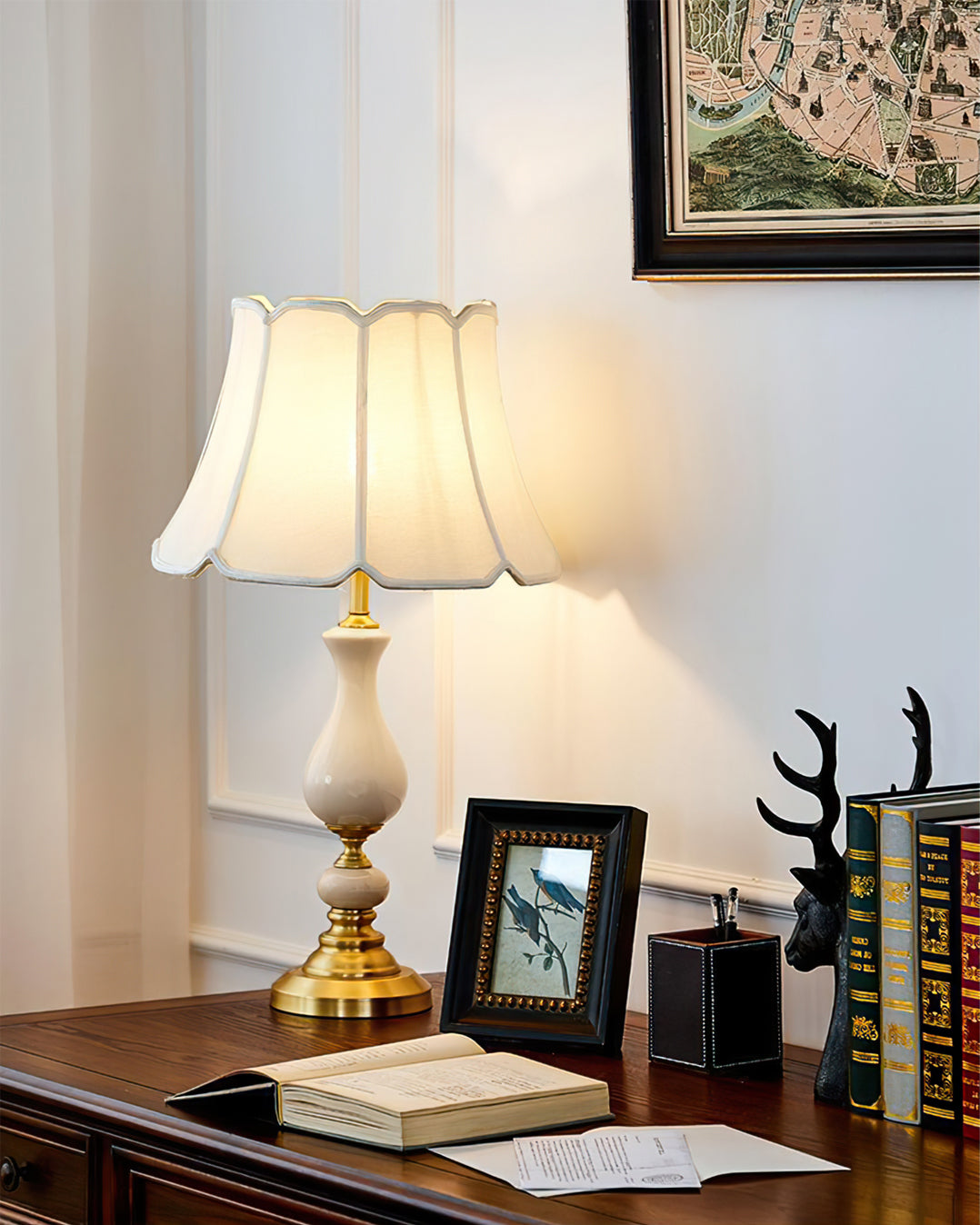 GlowCraft – Stilfuld bordlampe i messing og keramik