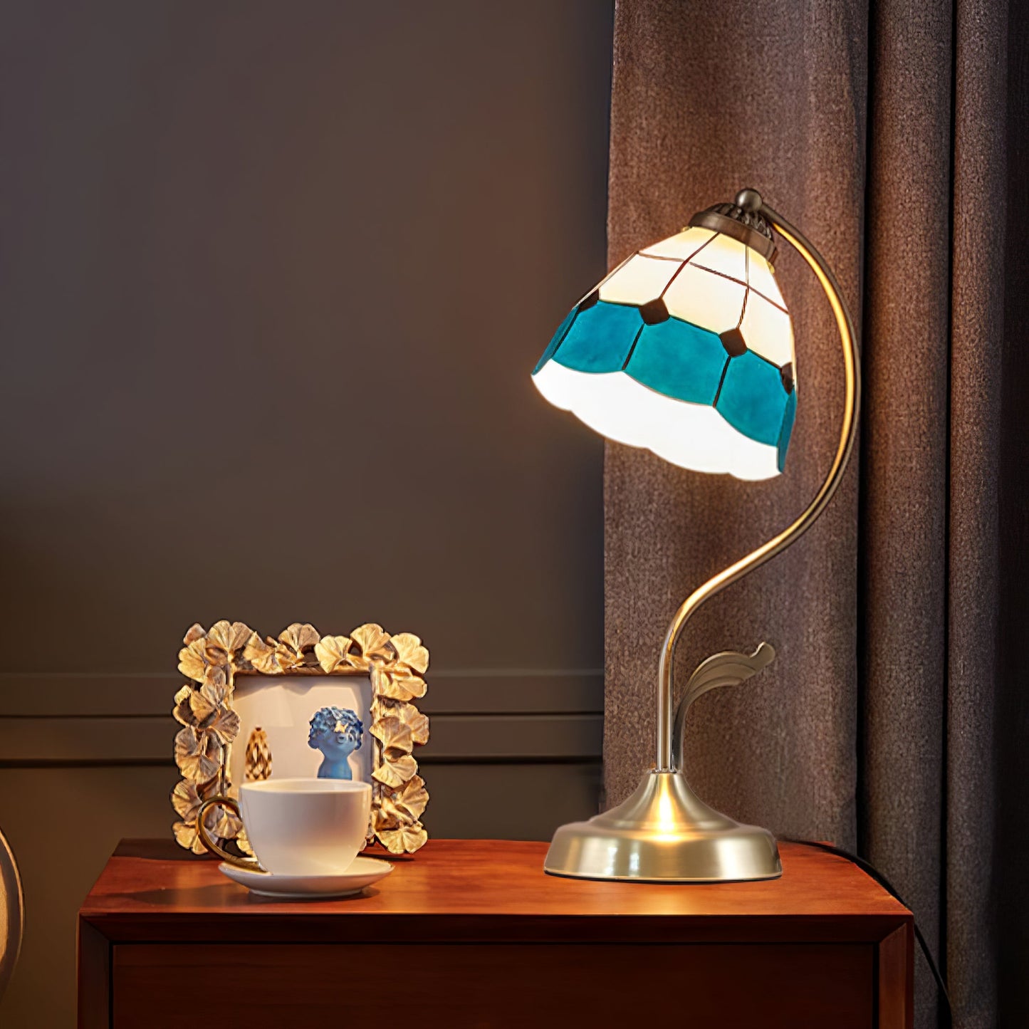 EleganceBloom – Guld bordlampe med hvid og blå glasblomst