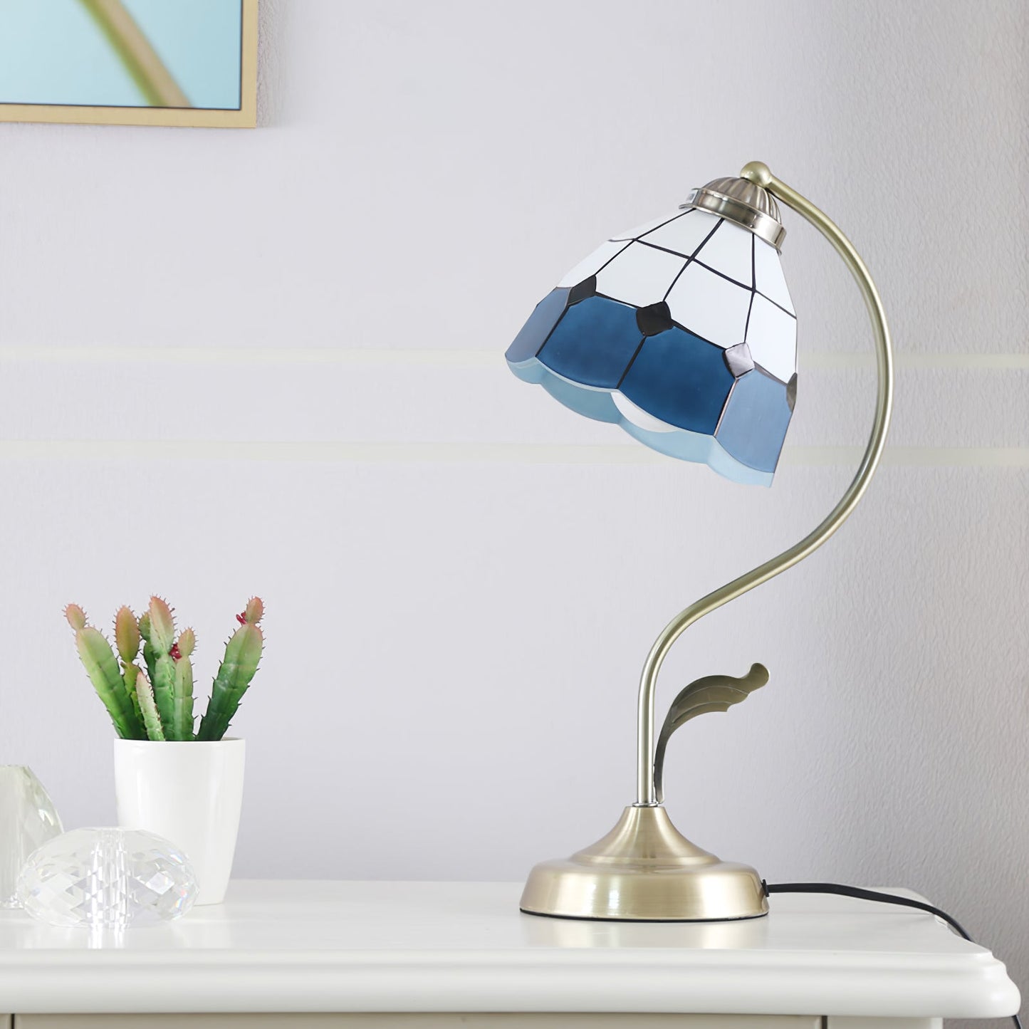 EleganceBloom – Guld bordlampe med hvid og blå glasblomst