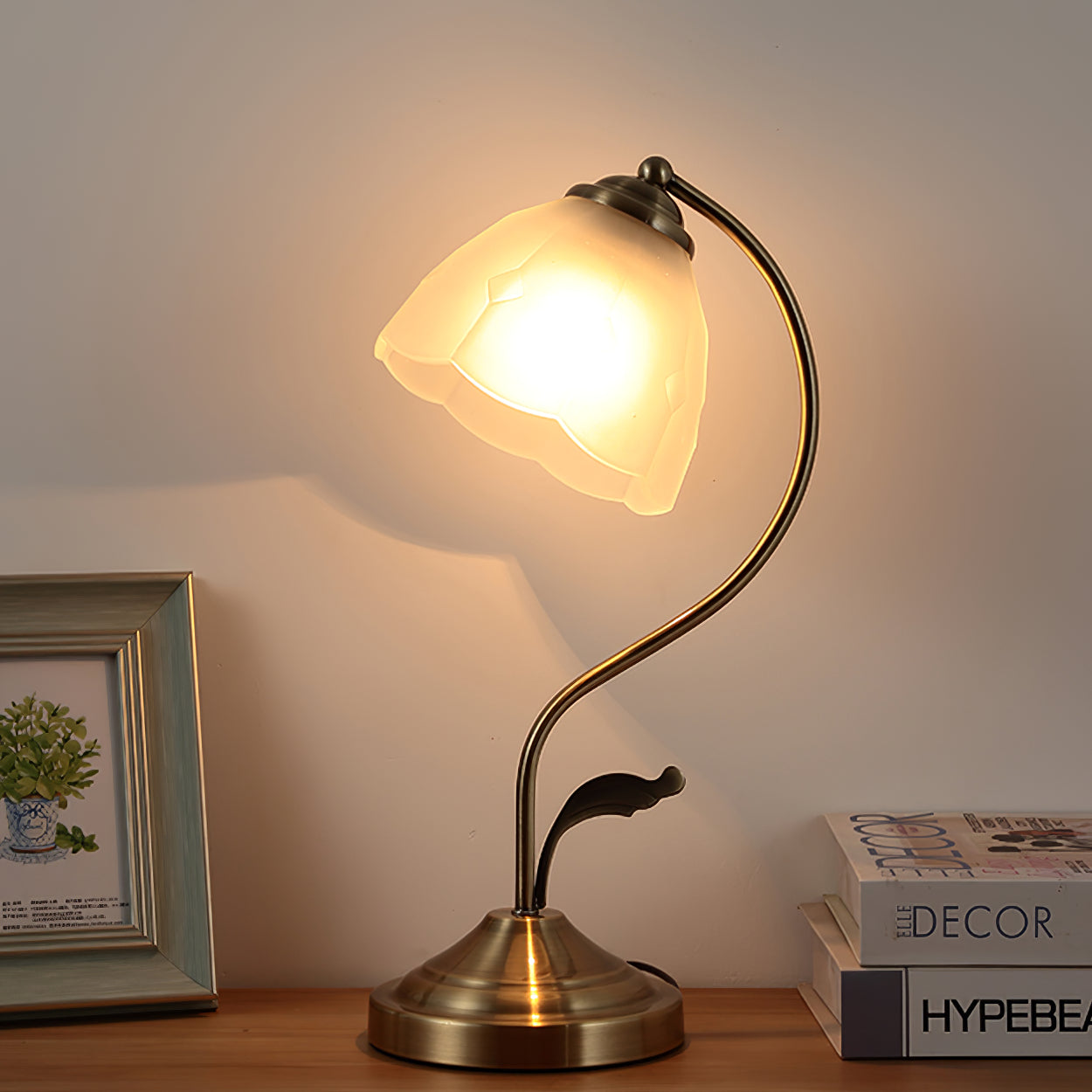 EleganceBloom – Guld bordlampe med hvid og blå glasblomst