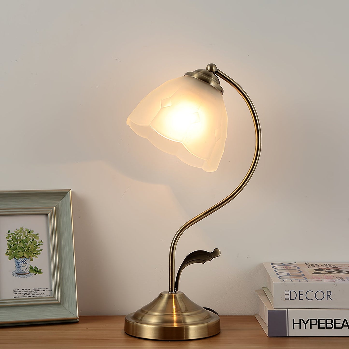 EleganceBloom – Guld bordlampe med hvid og blå glasblomst