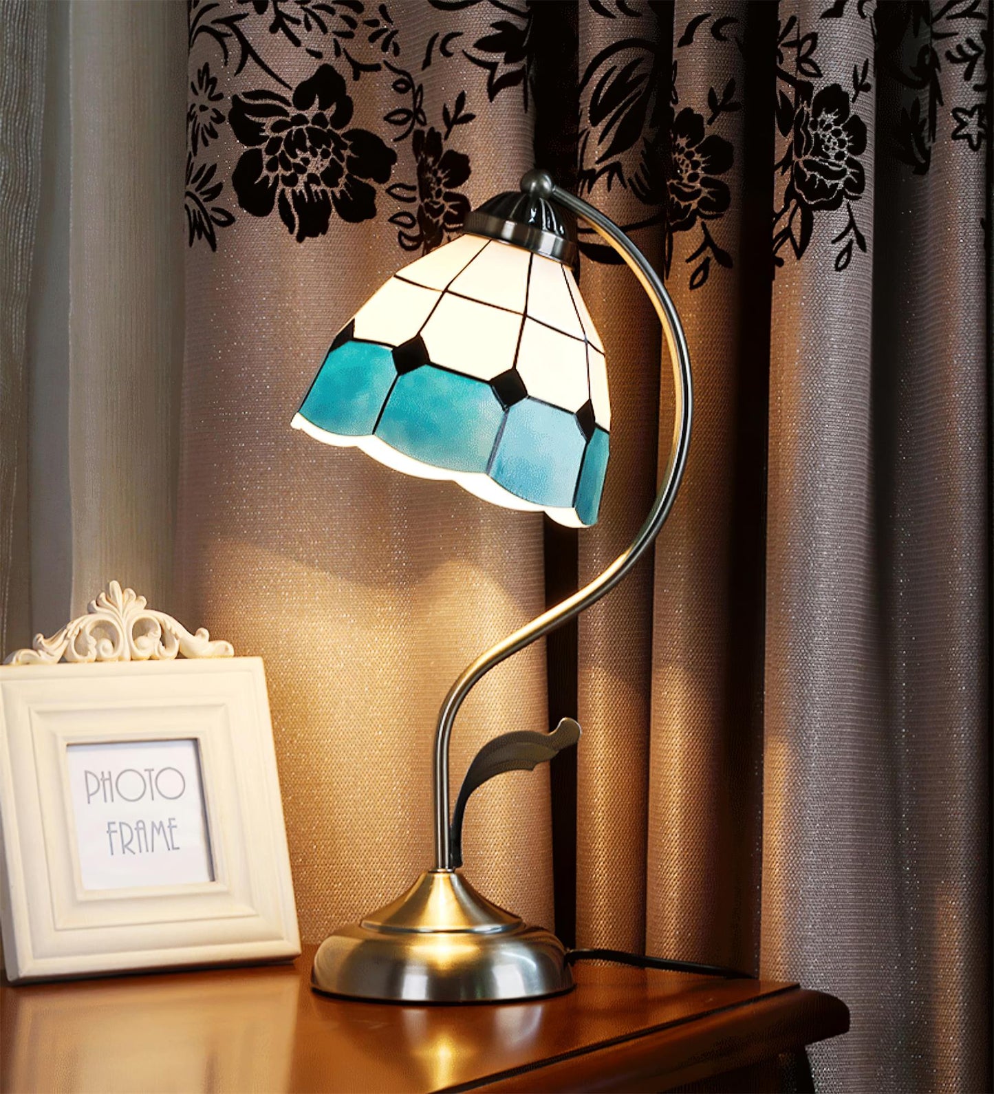 EleganceBloom – Guld bordlampe med hvid og blå glasblomst
