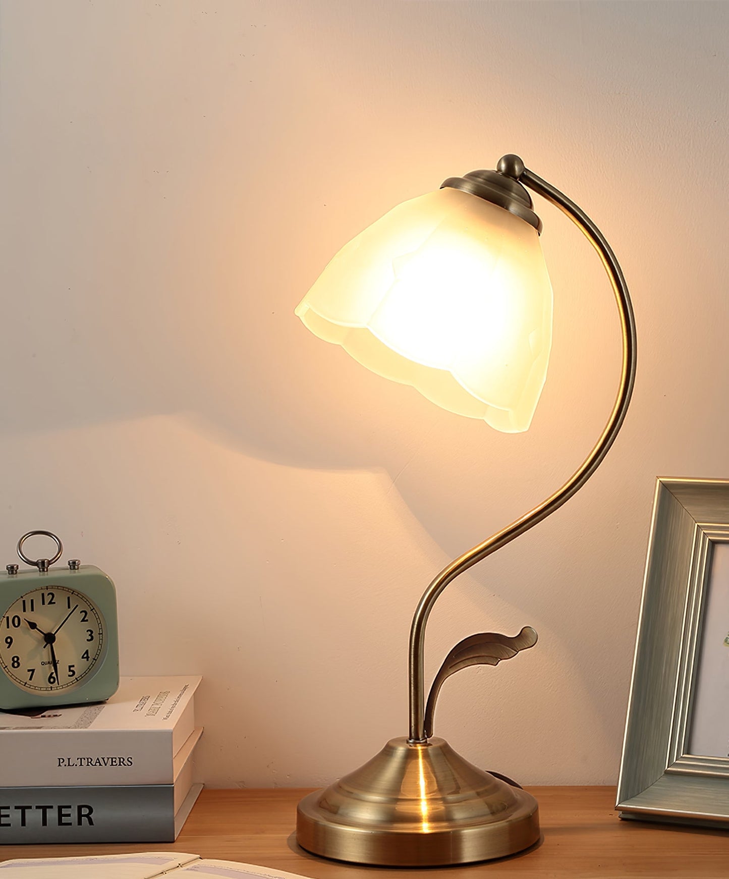 EleganceBloom – Guld bordlampe med hvid og blå glasblomst