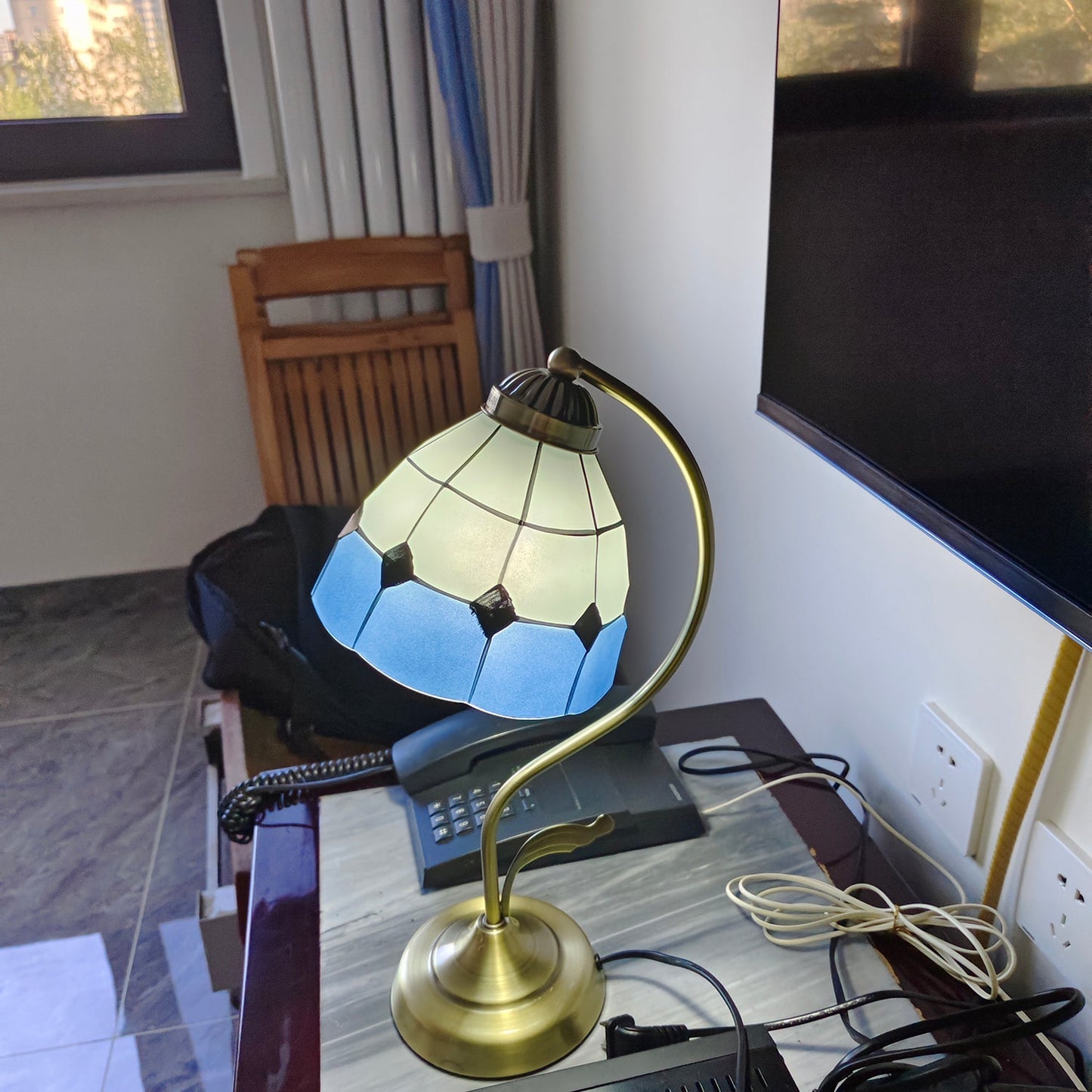 EleganceBloom – Guld bordlampe med hvid og blå glasblomst