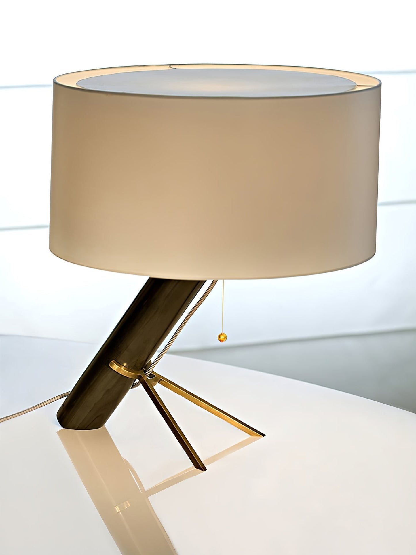 TranquilAura – Lampe de table élégante avec finition dorée