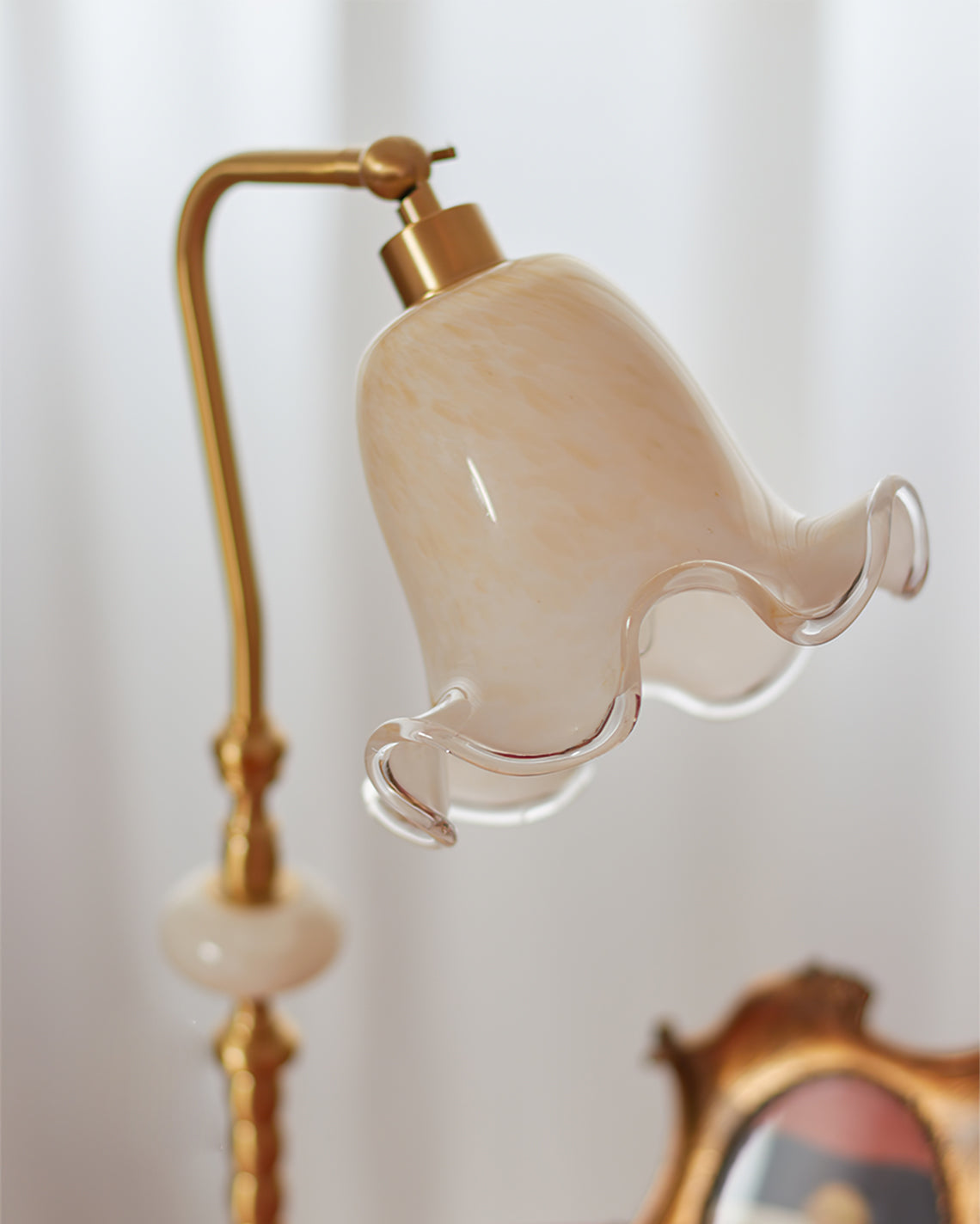 BrassFlora – Vintage bordlampe med blomsterformet skærm