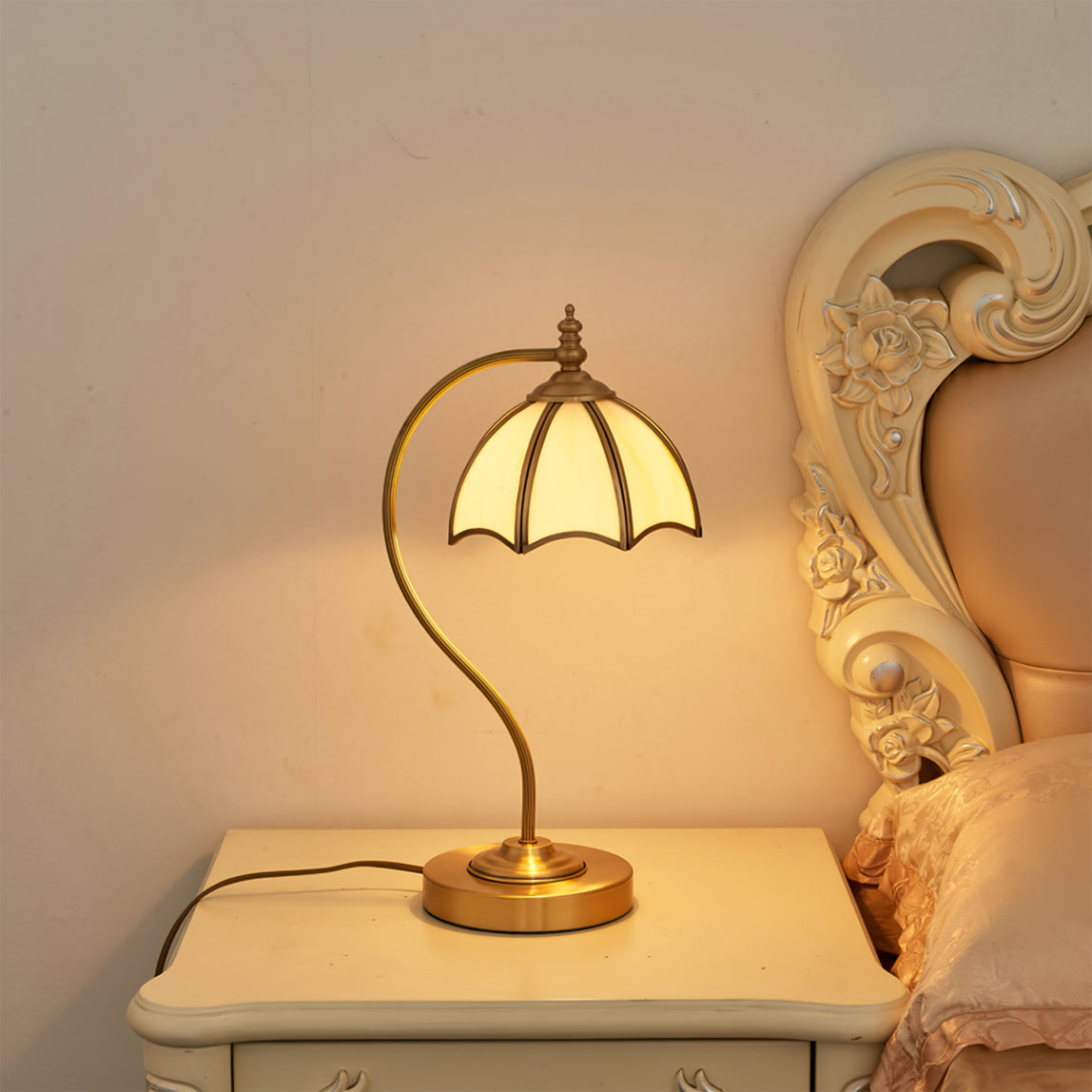 GlowBreeze – Bordlampe med paraplyform og messingramme