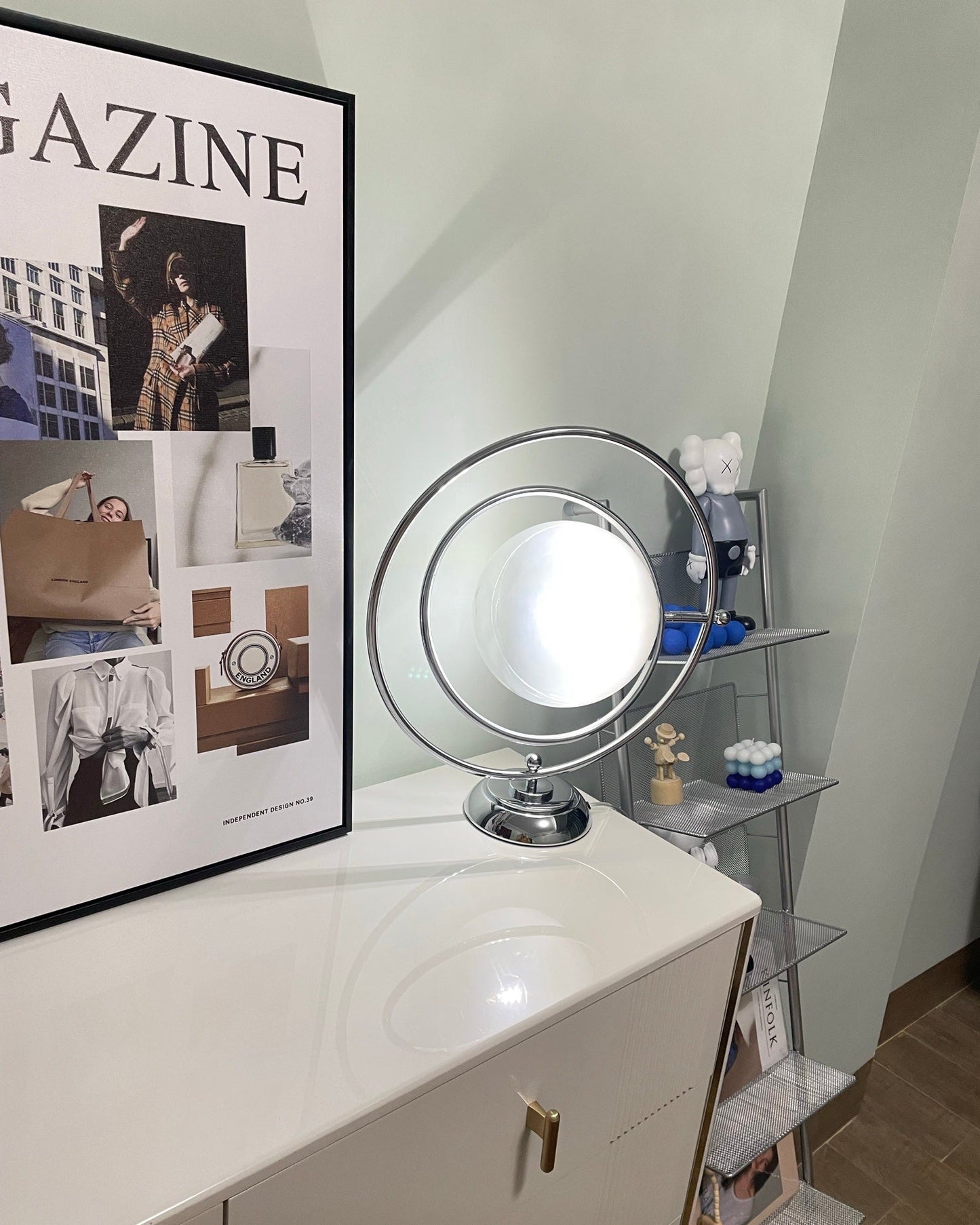 PlanetLuxe - Bordlampe med kosmisk design og subtil belysning