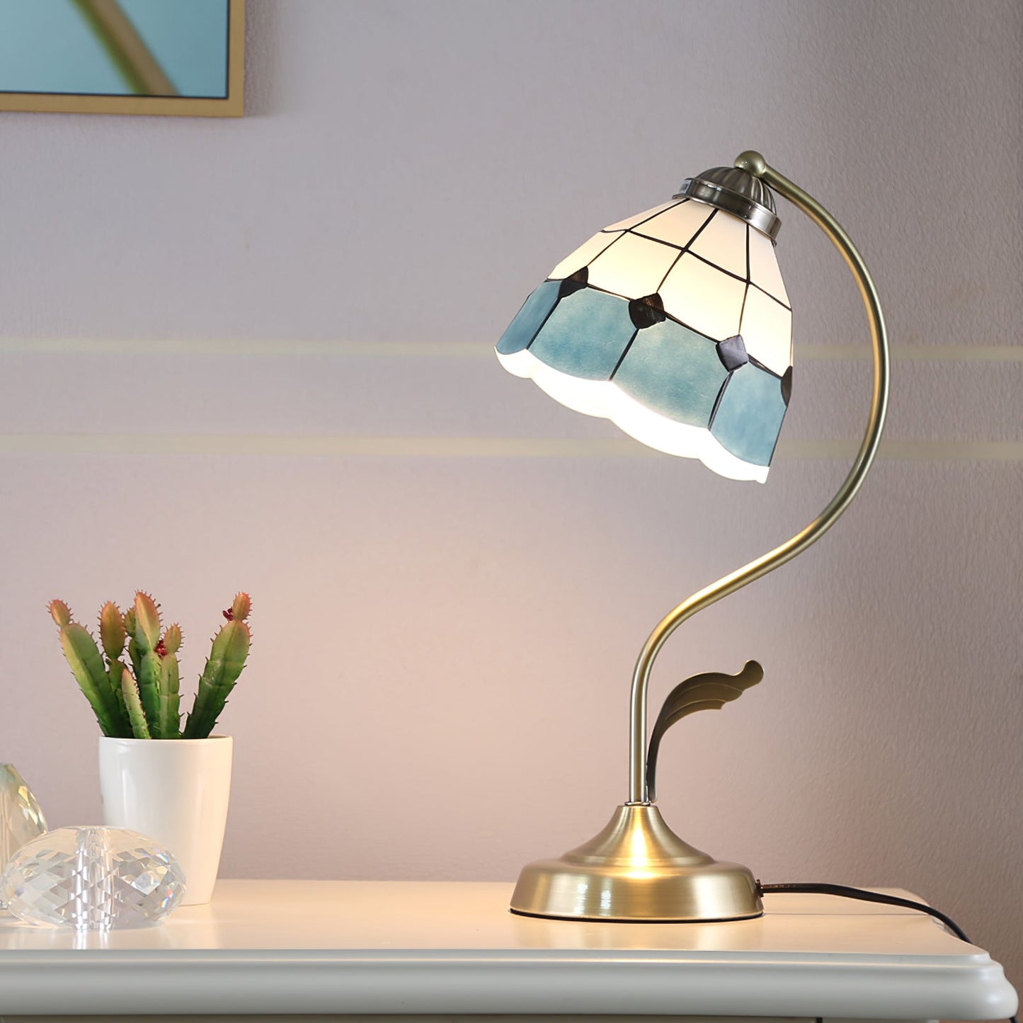 EleganceBloom – Guld bordlampe med hvid og blå glasblomst