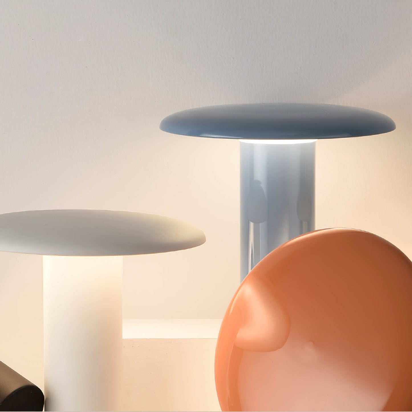 LumiLite – Minimalistisk bordlampe med USB-opladningsfunktion