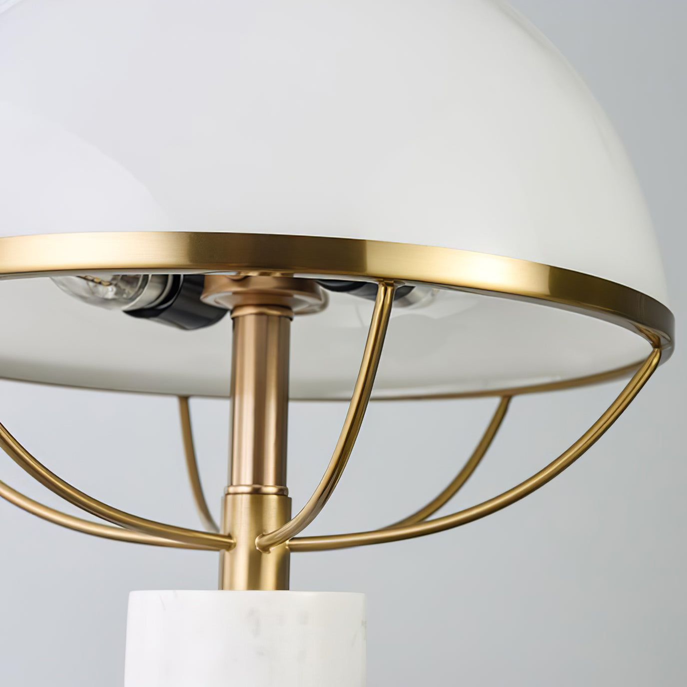 GlassElegance – Moderne bordlampe med guldfinish