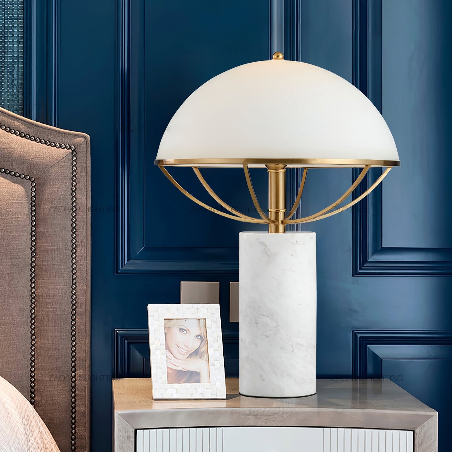 GlassElegance – Moderne bordlampe med guldfinish