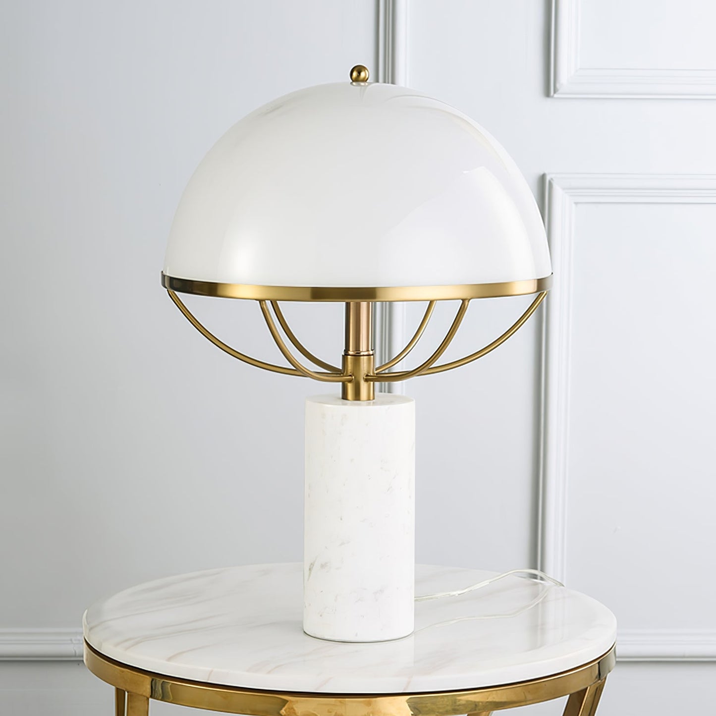 GlassElegance – Moderne bordlampe med guldfinish