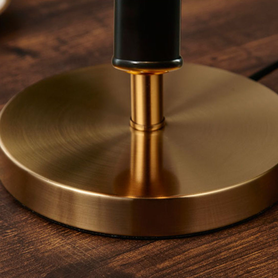 LuxeFuture - Table Lamp with Modern Design and Soft Lighting