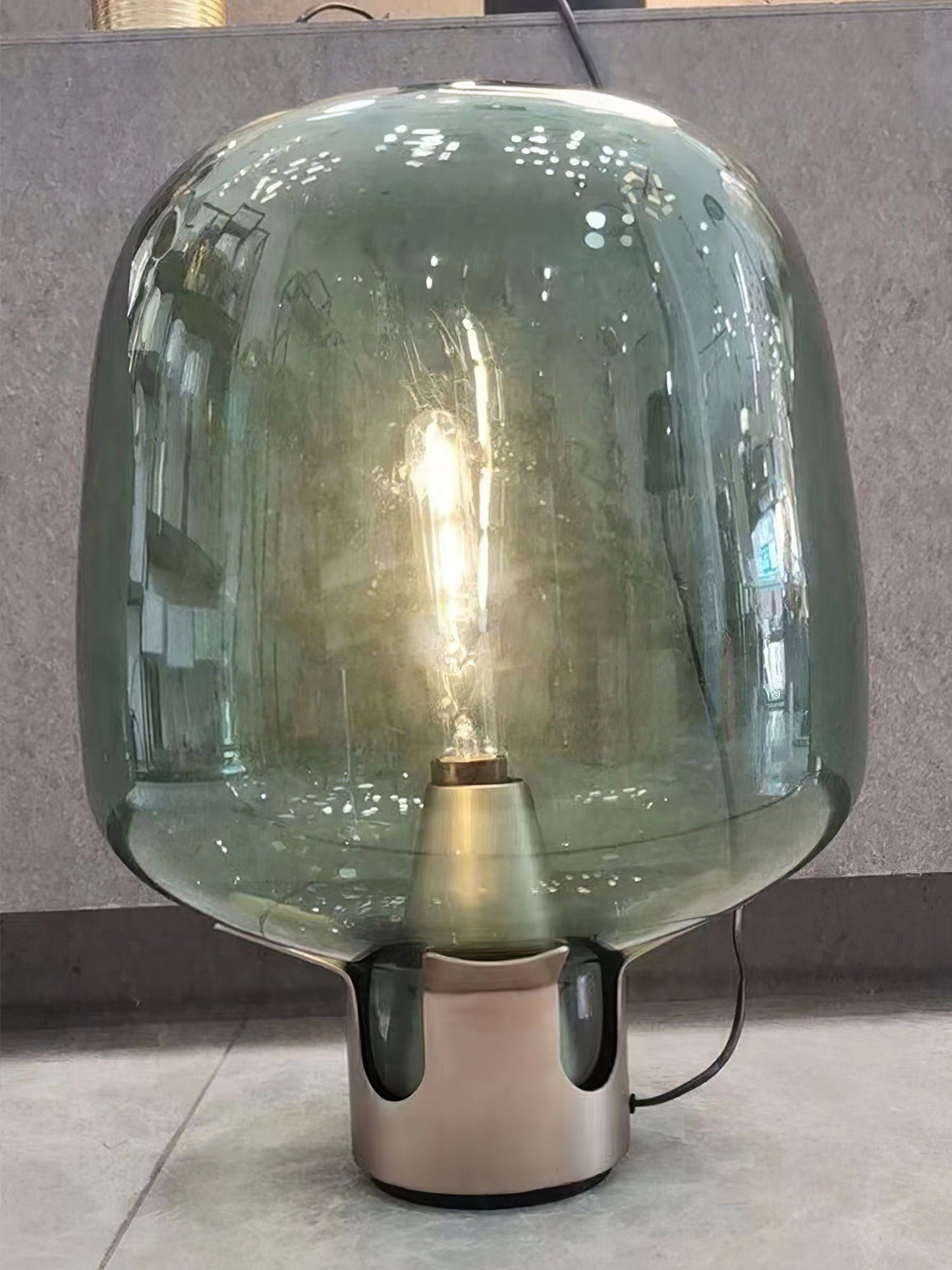 Glass Flame - Transparent bordlampe med varmt LED-lys