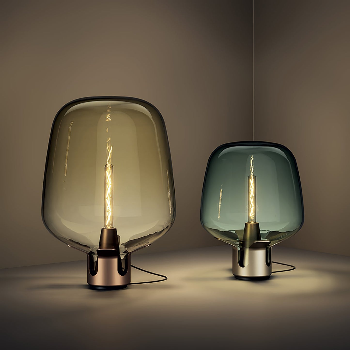 Glass Flame - Transparent bordlampe med varmt LED-lys