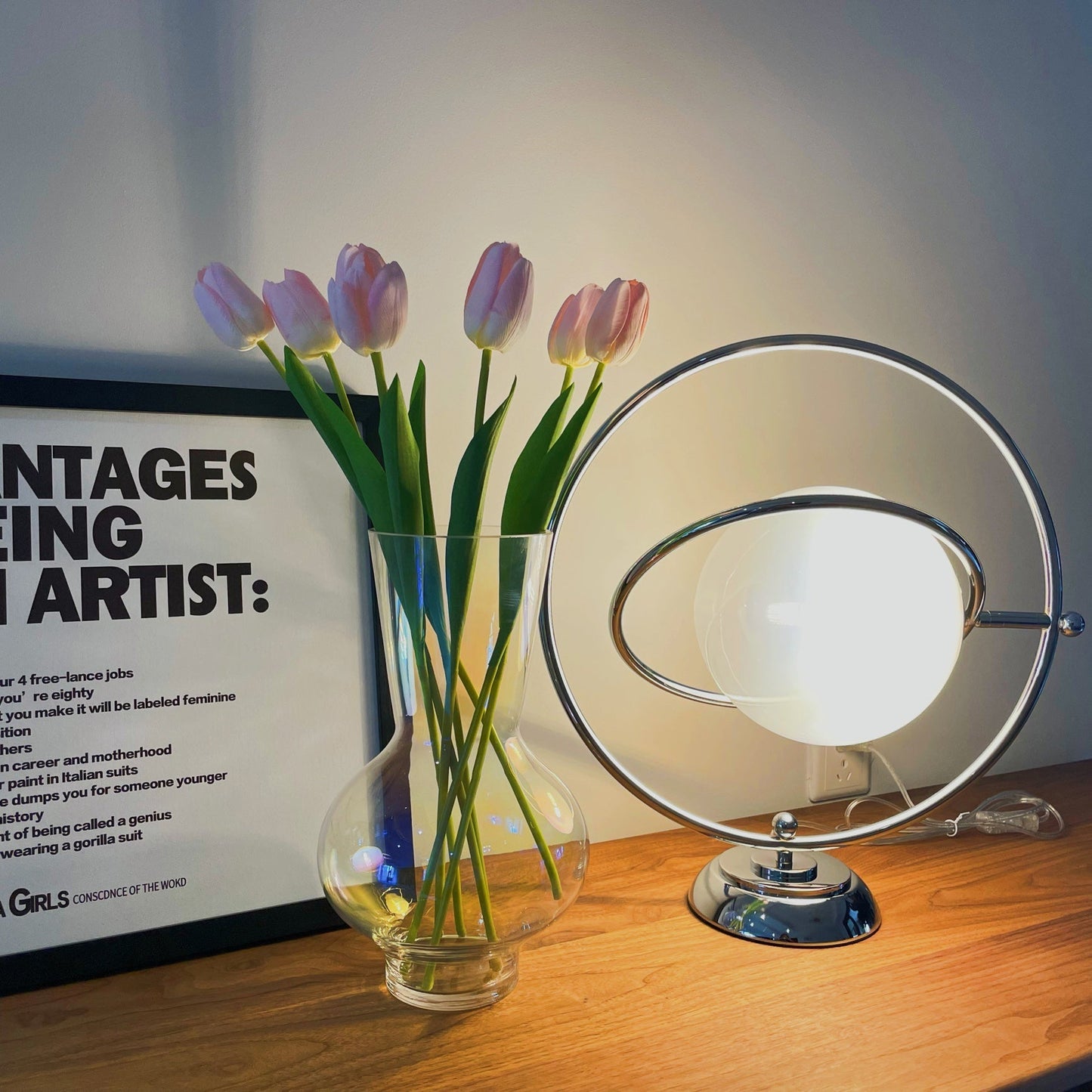 PlanetLuxe - Bordlampe med kosmisk design og subtil belysning