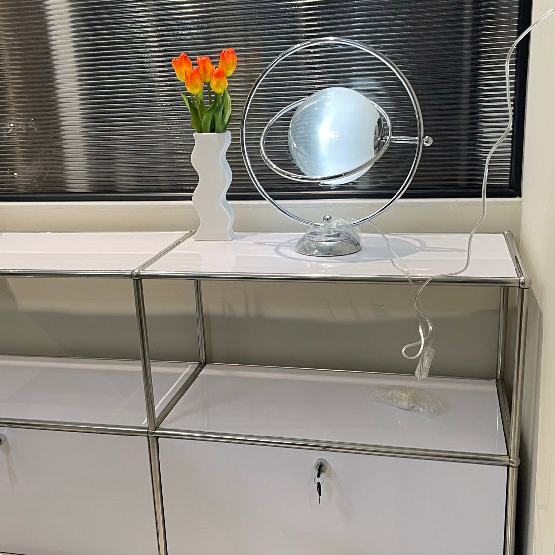 PlanetLuxe - Bordlampe med kosmisk design og subtil belysning