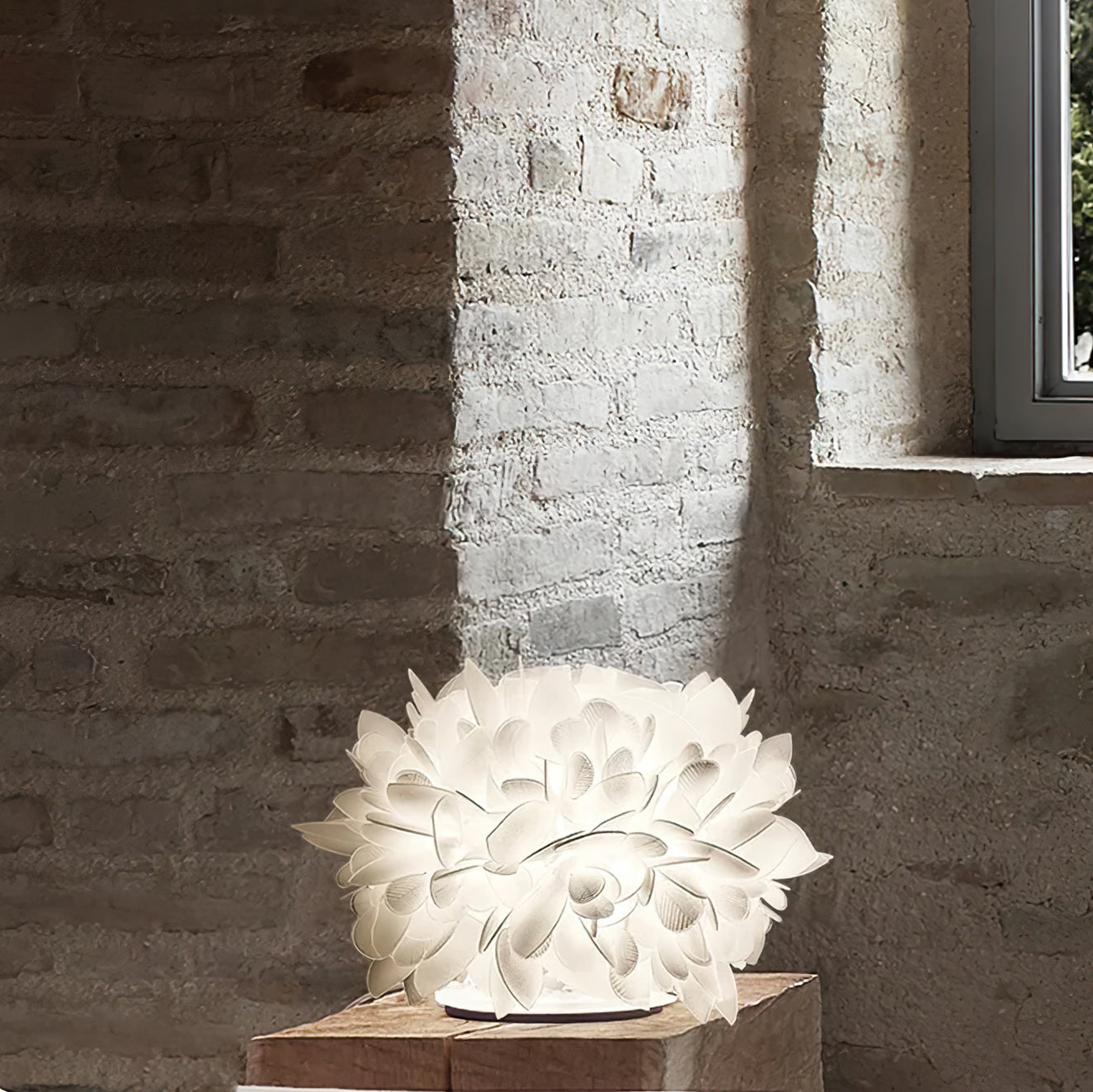 NatureLuxe – Table Lamp with Metal and Natural Petals