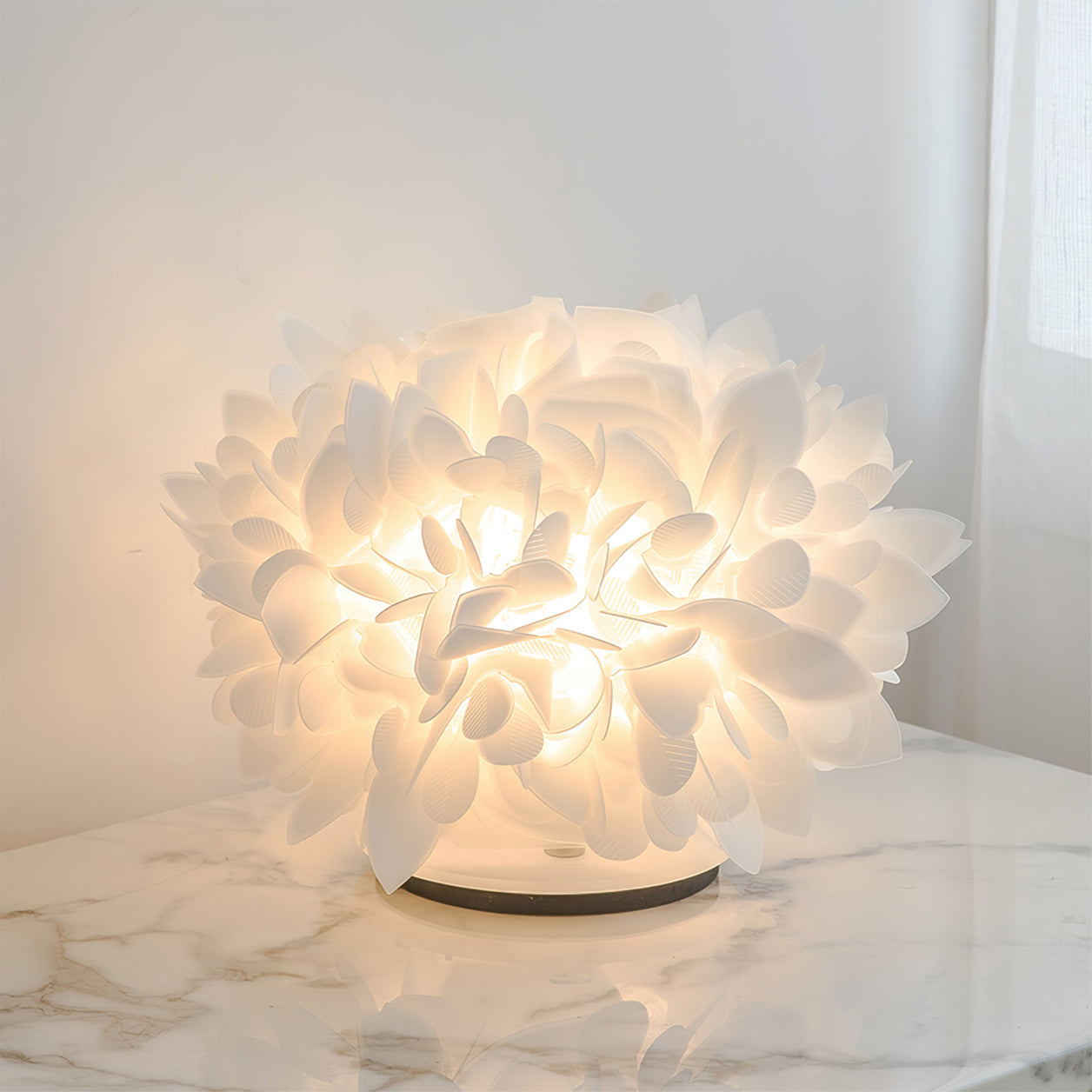 NatureLuxe – Table Lamp with Metal and Natural Petals