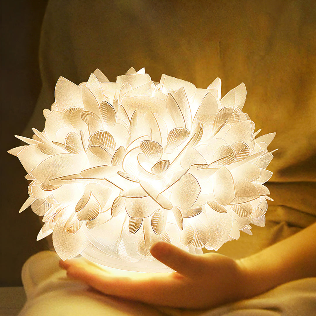 NatureLuxe – Table Lamp with Metal and Natural Petals