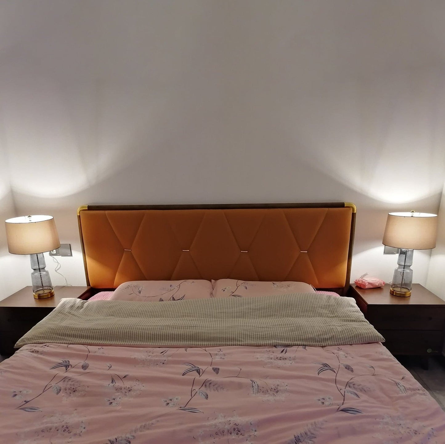 SleekAura - Elegant Table Lamp with Glass and Metal Design