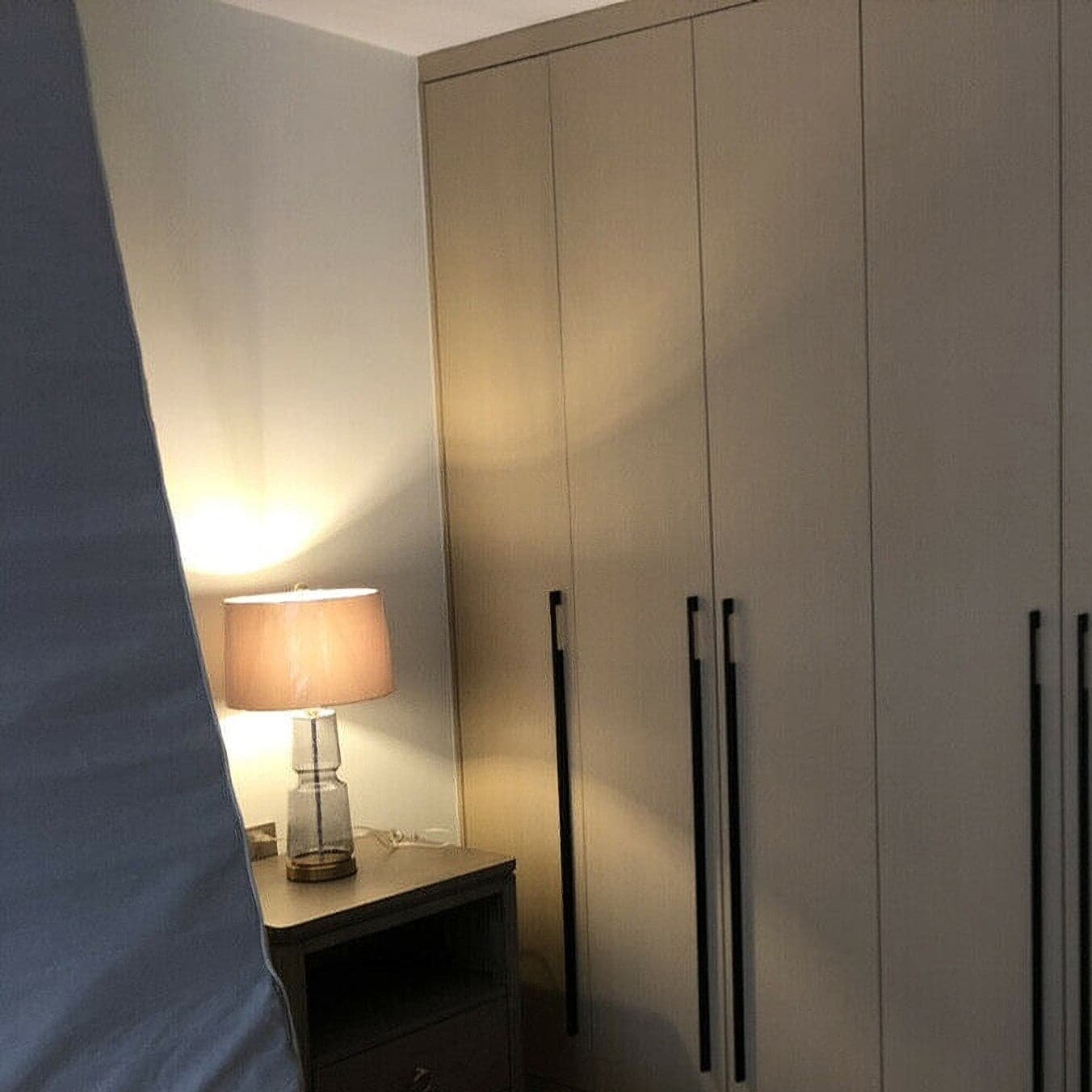 SleekAura - Elegant Table Lamp with Glass and Metal Design