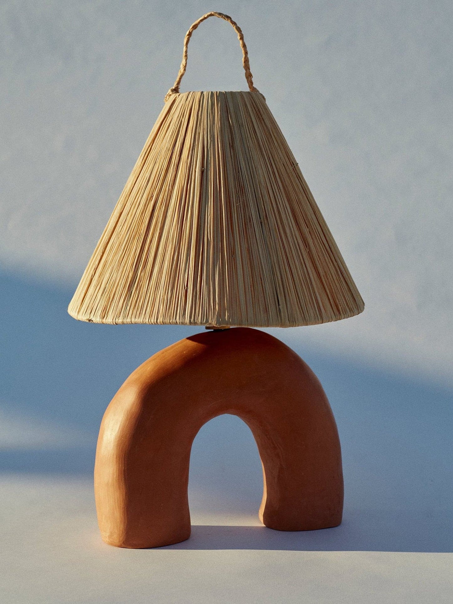 LuxeVolta - Tischlampe mit schlanker Basis und elektrischem Antrieb