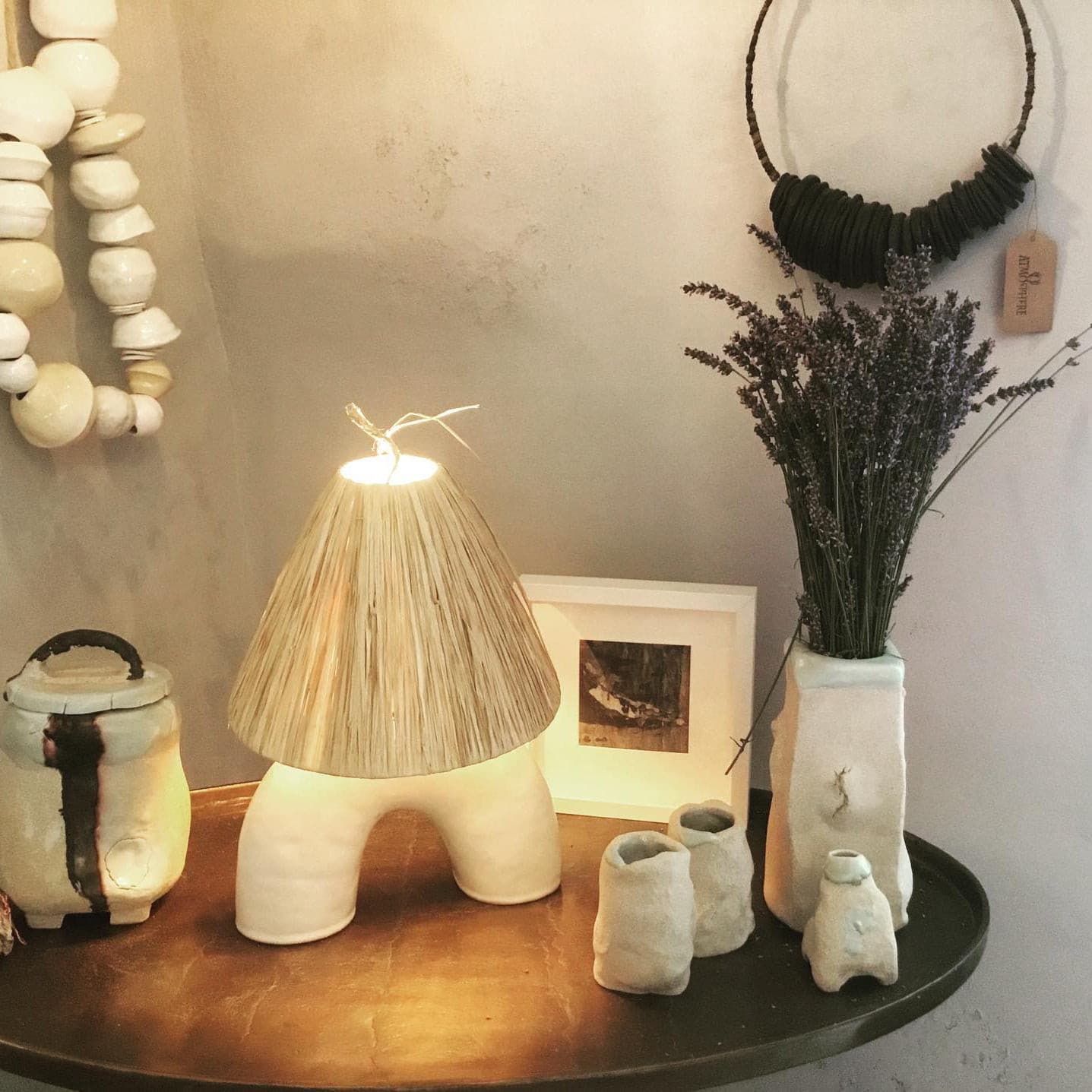 LuxeVolta - Tischlampe mit schlanker Basis und elektrischem Antrieb